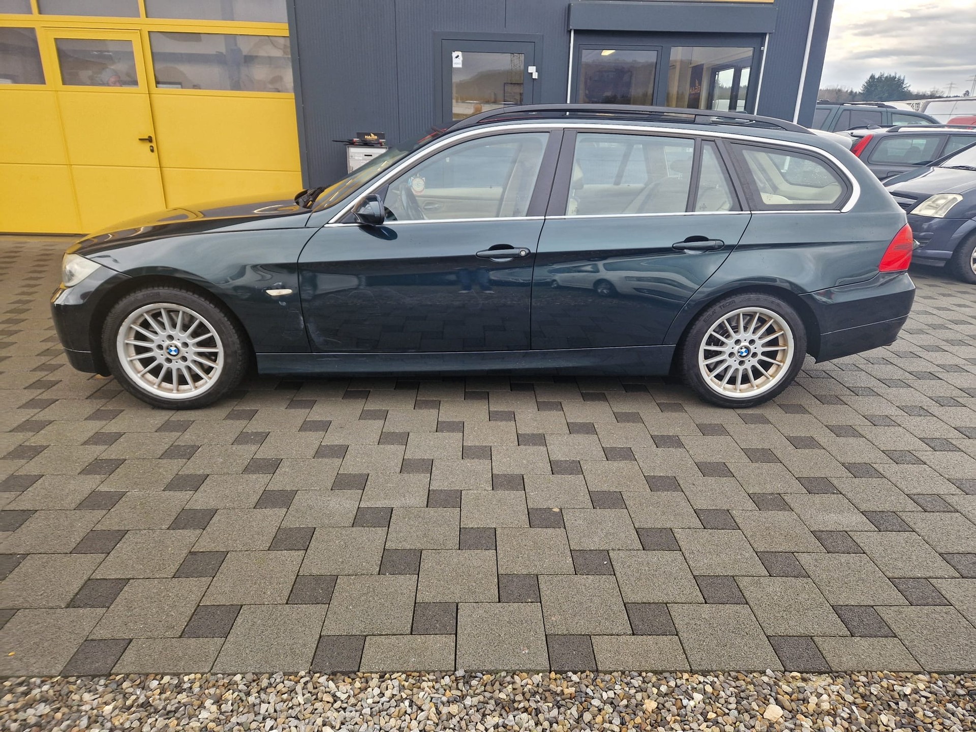 BMW 325xi Touring-image-6