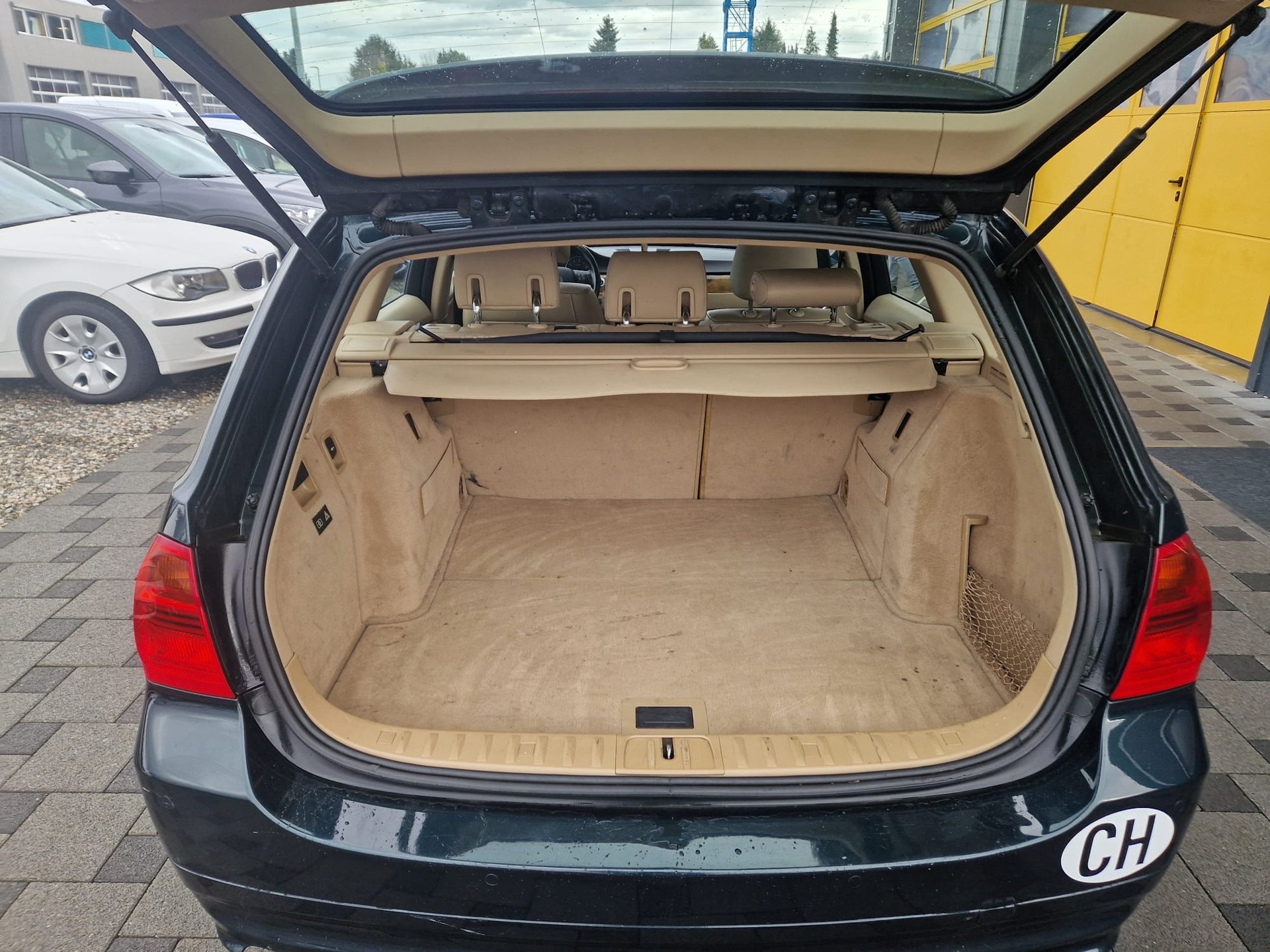 BMW 325xi Touring-image-10
