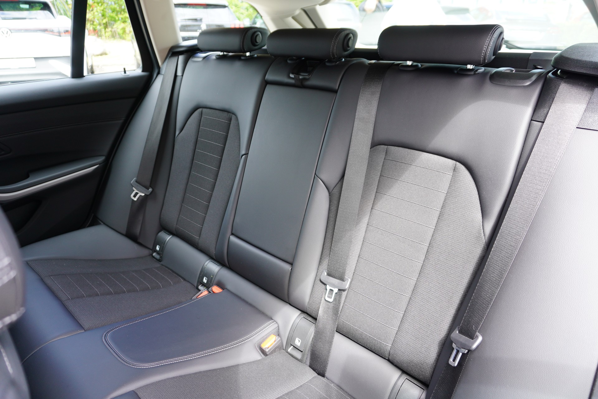 BMW 320d xDrive 48V Touring Steptronic-image-12