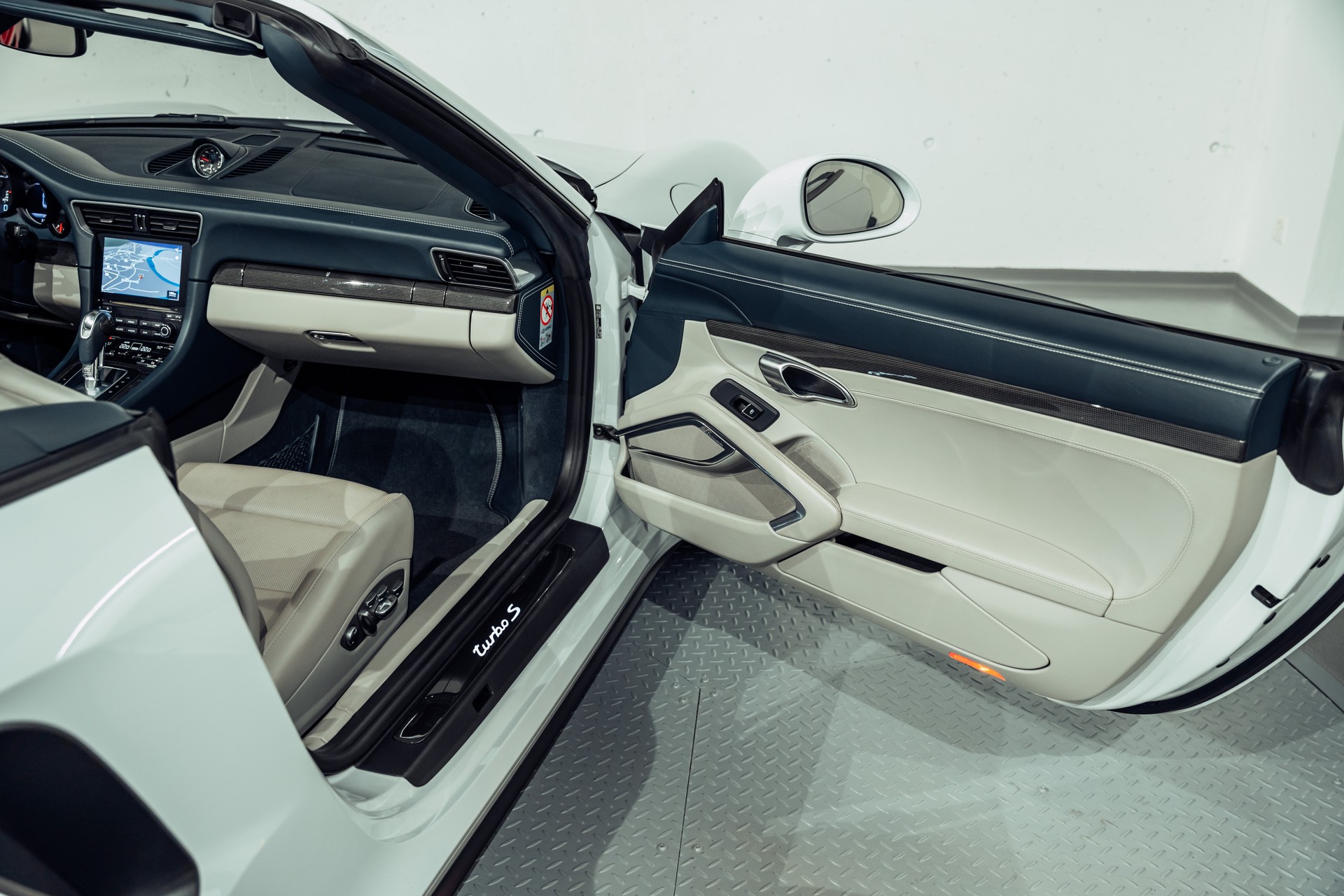 PORSCHE 991.2 Turbo S Cabrio PDK-image-23
