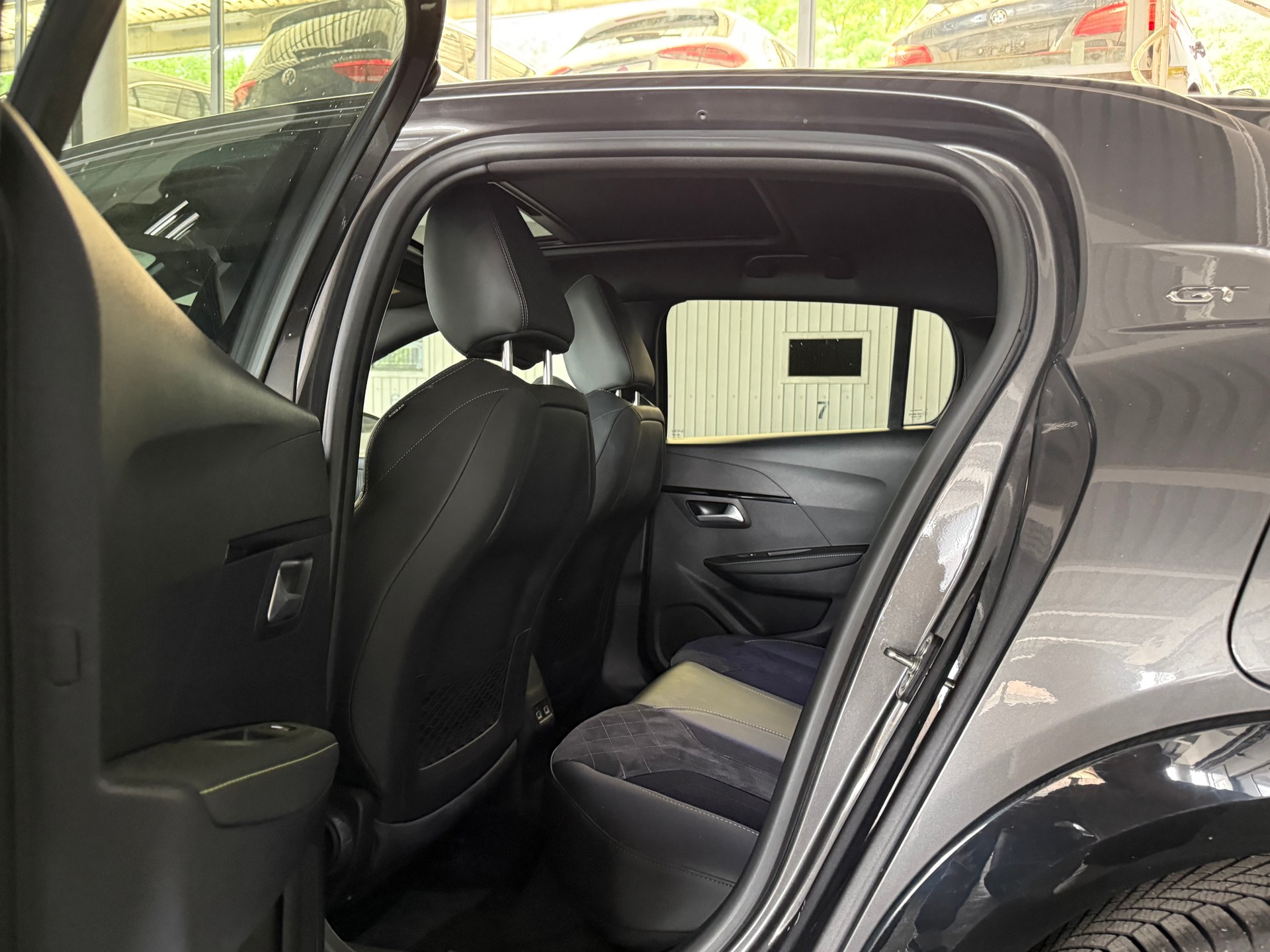 PEUGEOT 208 1.2 PureTech GT Pack EAT8-image-12