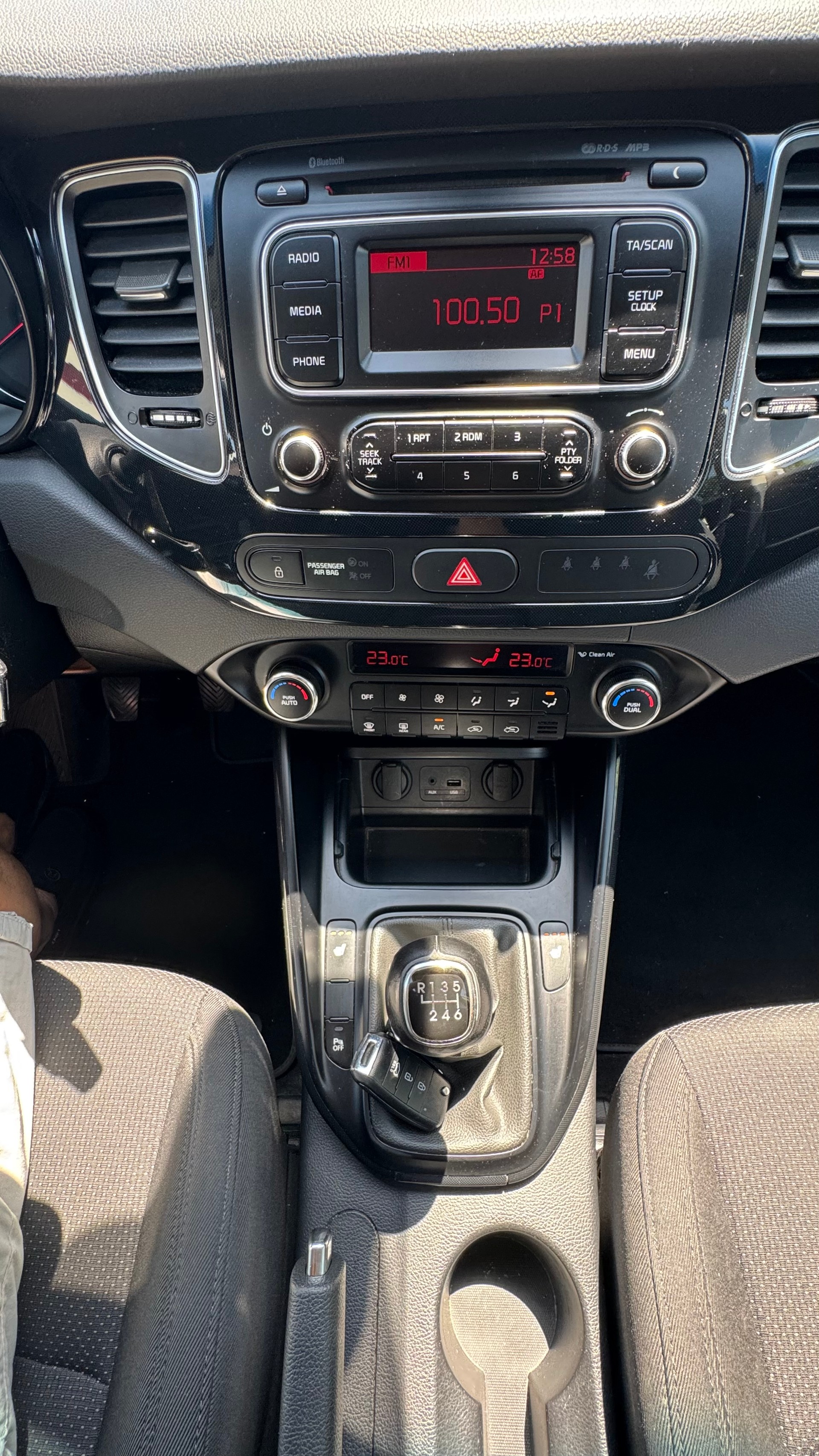 KIA Carens 1.7 CRDi Style-image-9