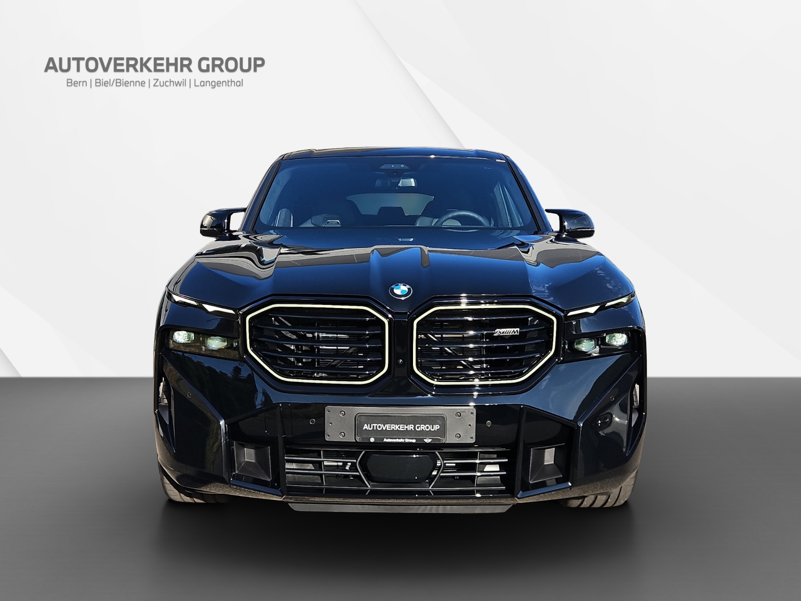 BMW XM xDrive 50e-showroom-element-1