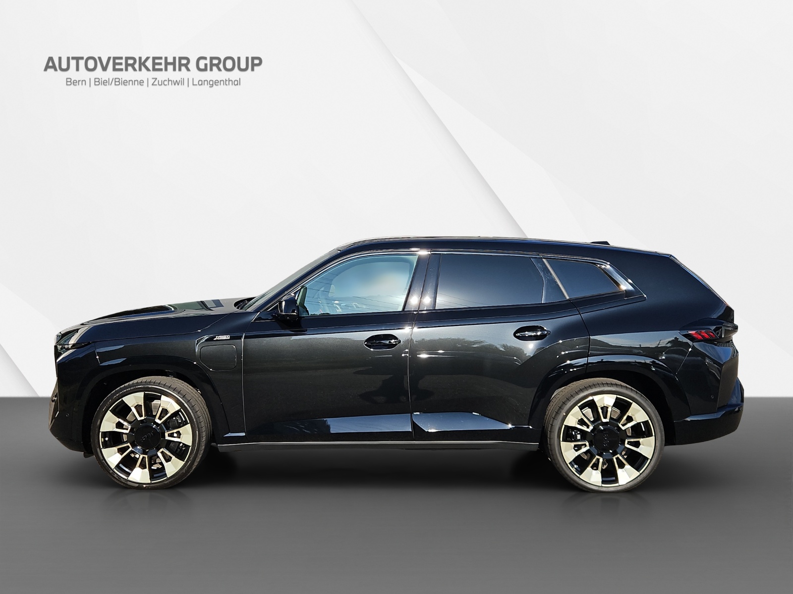 BMW XM xDrive 50e-showroom-element-2