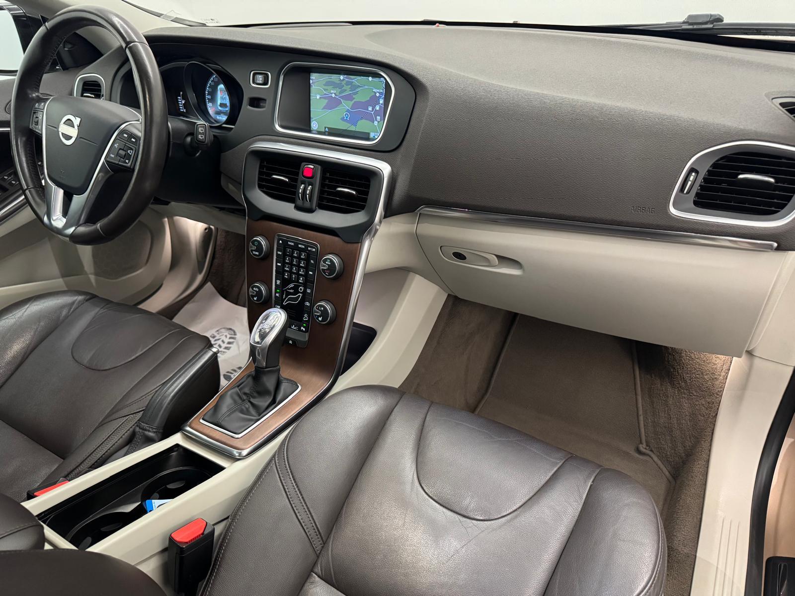 VOLVO V40 CC 2.5 T5 Summum AWD S/S-image-10