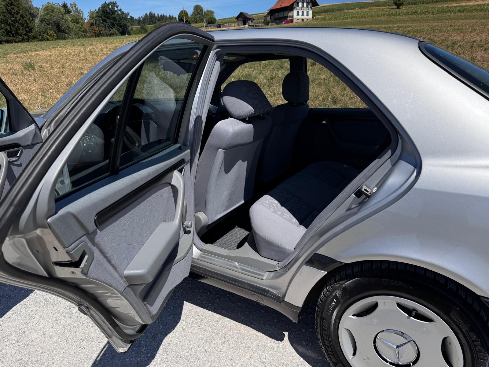MERCEDES-BENZ C 180-image-8