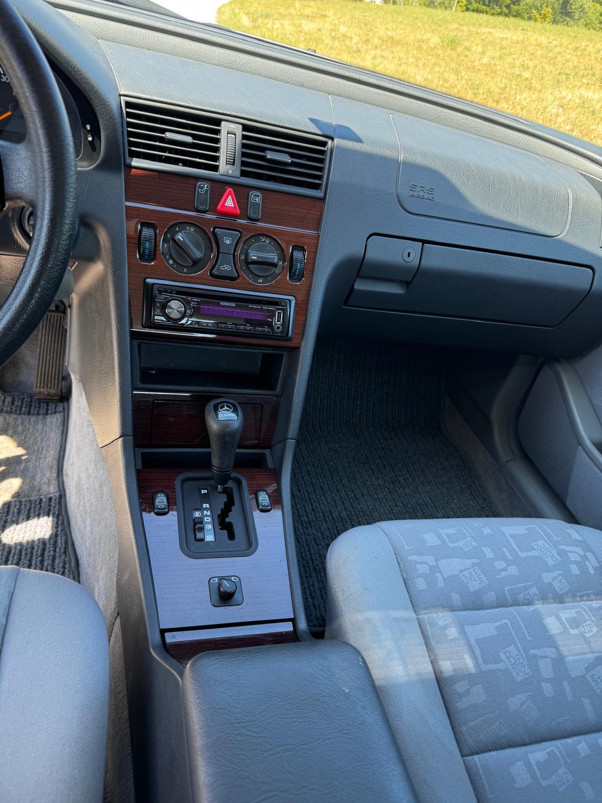 MERCEDES-BENZ C 180-image-10