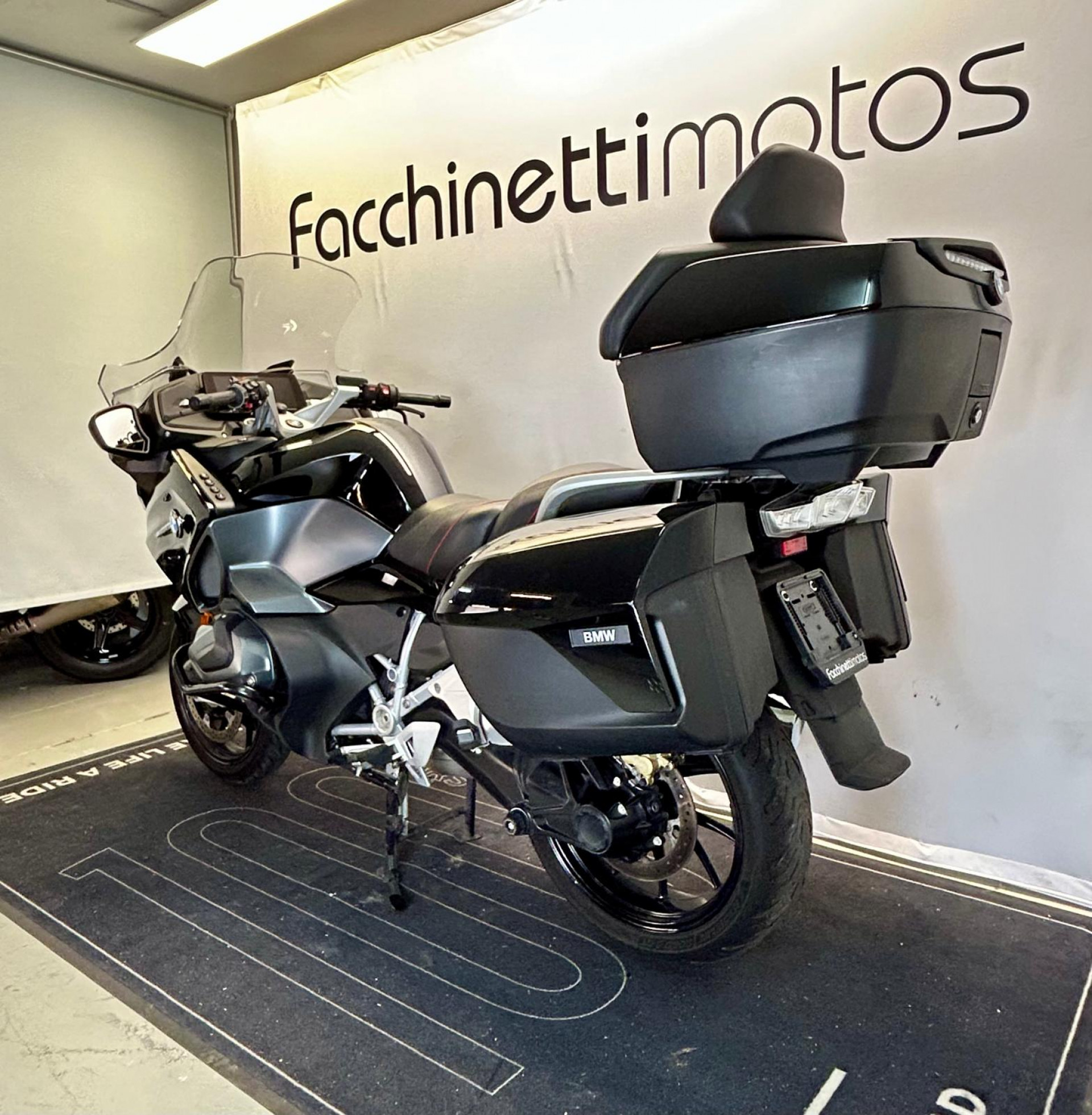 BMW R 1250 RT Triple Black ** Garantie Constructeur 05.2028 **-showroom-element-3