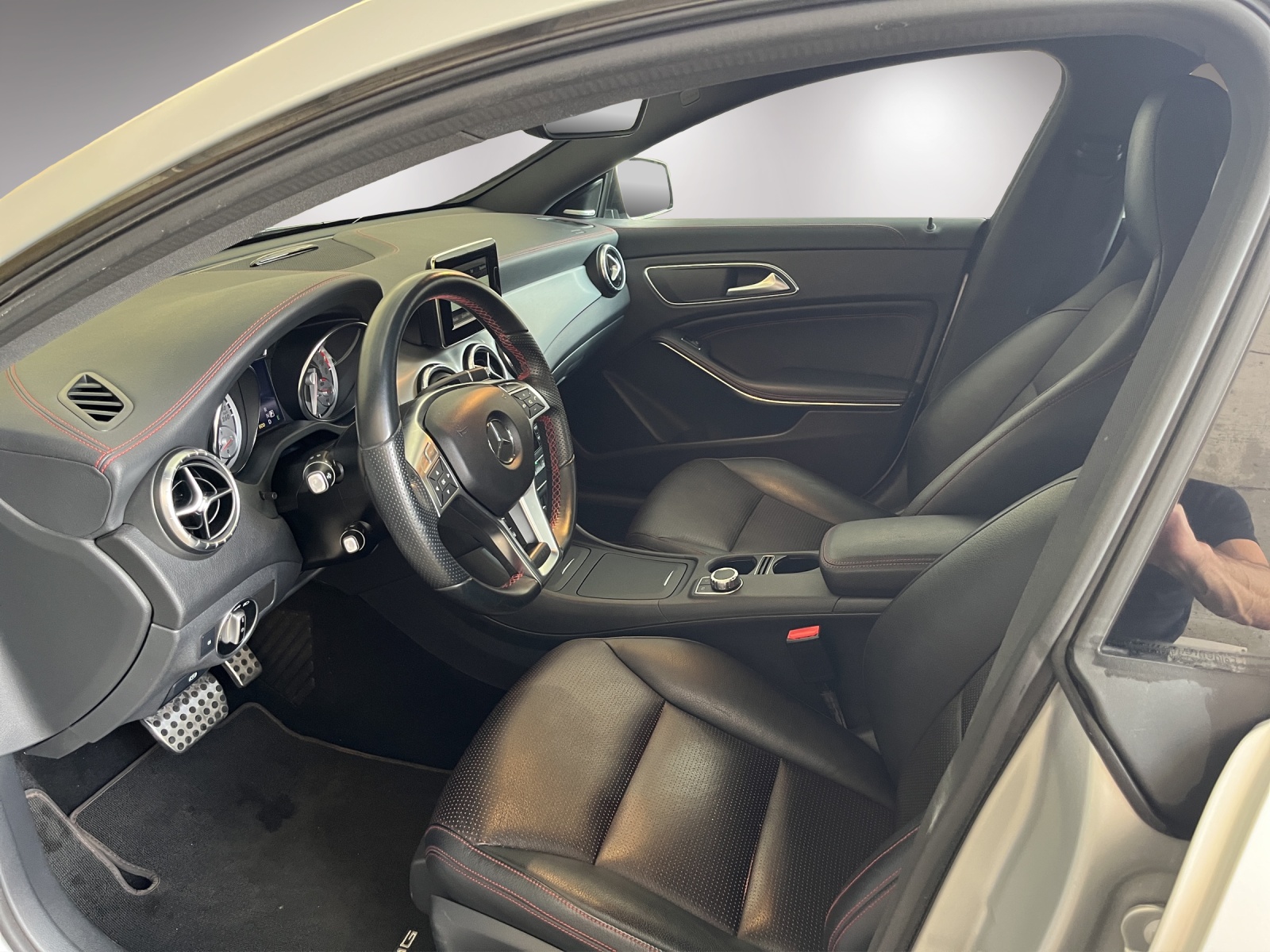 MERCEDES-BENZ CLA 200 AMG Line 7G-DCT-image-8