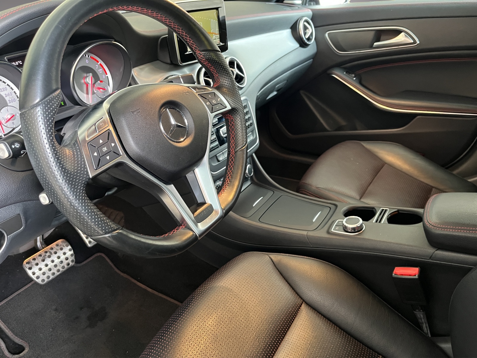 MERCEDES-BENZ CLA 200 AMG Line 7G-DCT-image-19