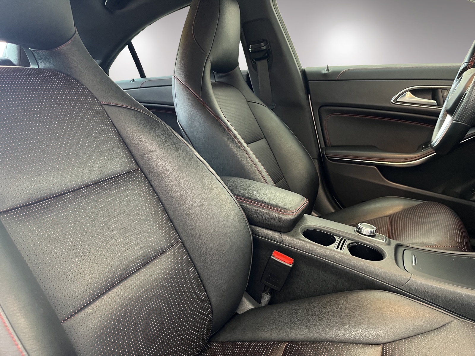 MERCEDES-BENZ CLA 200 AMG Line 7G-DCT-image-16