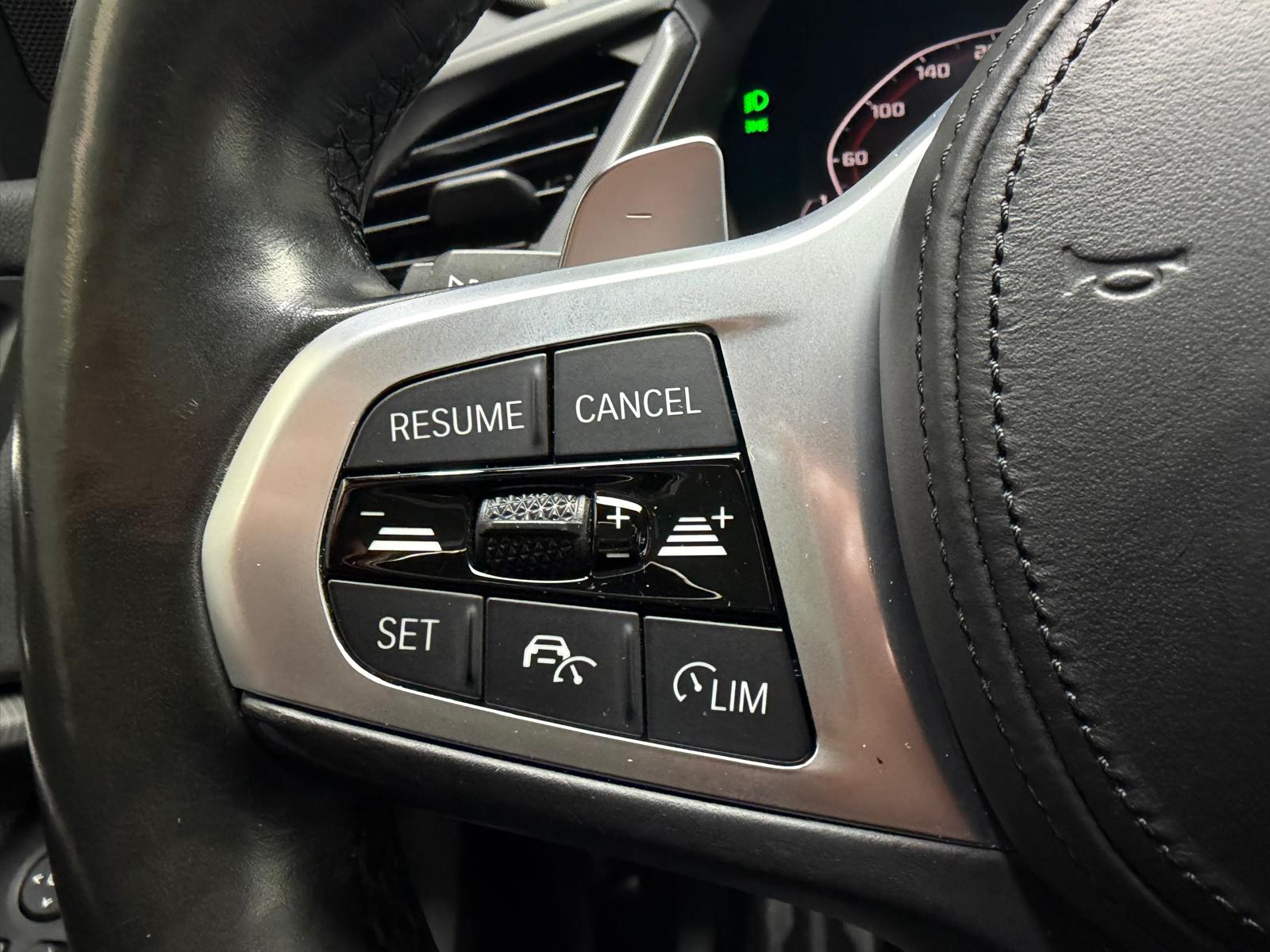 BMW M135i xDrive Steptronic-image-18