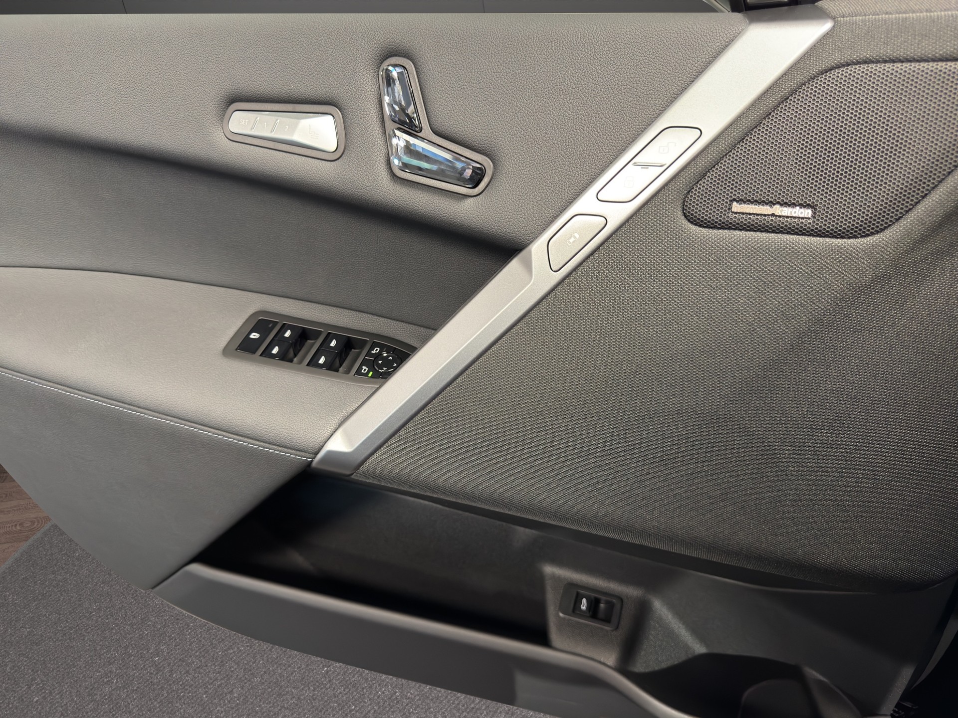 BMW iX xDrive60-image-18
