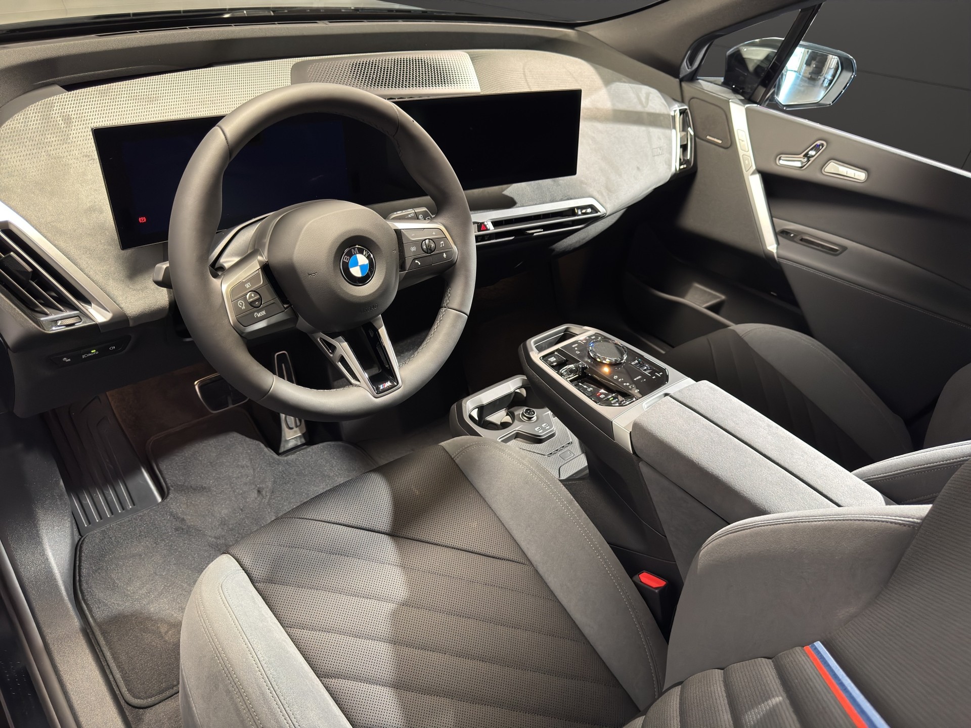 BMW iX xDrive60-image-16
