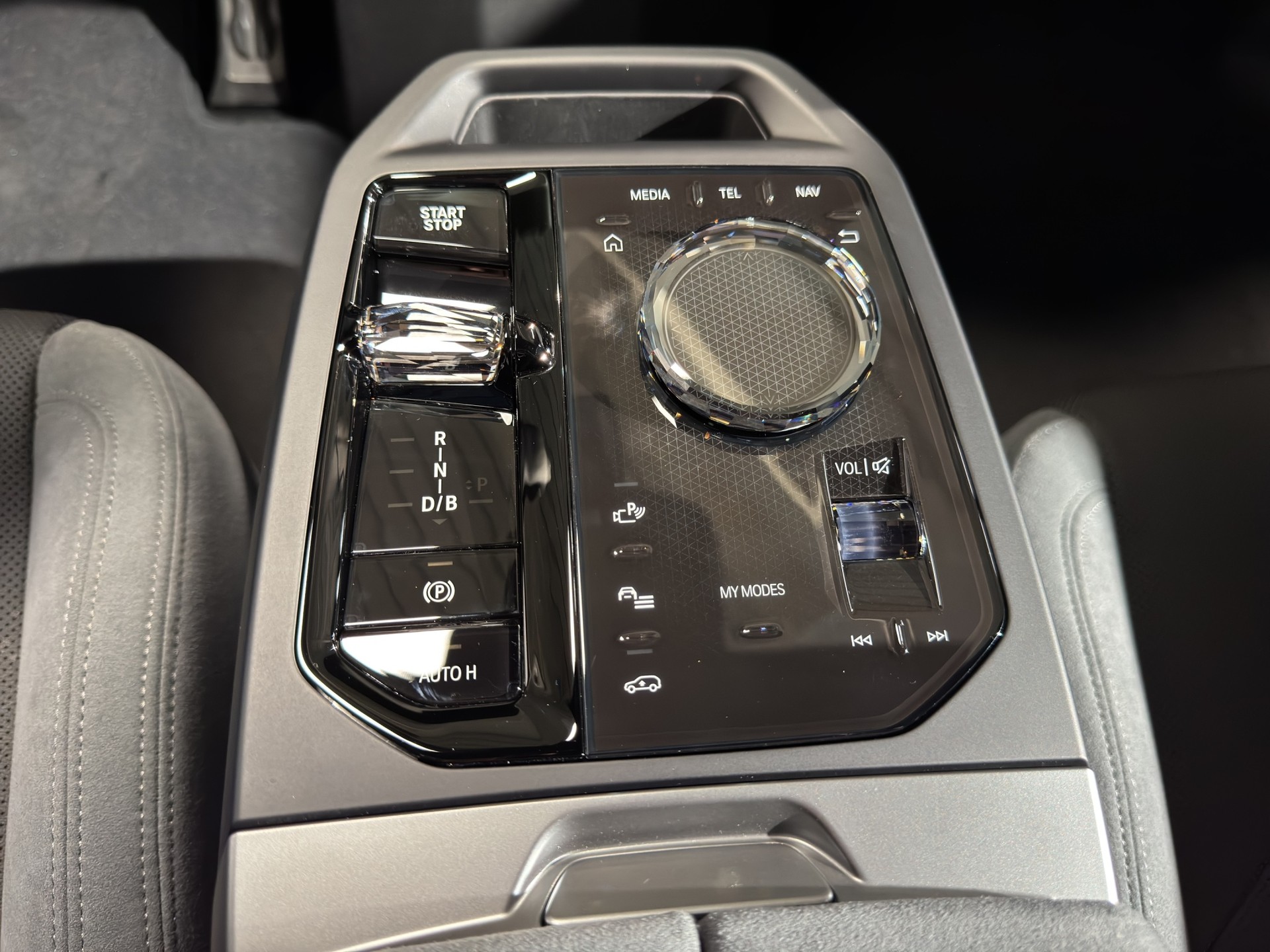 BMW iX xDrive60-image-8