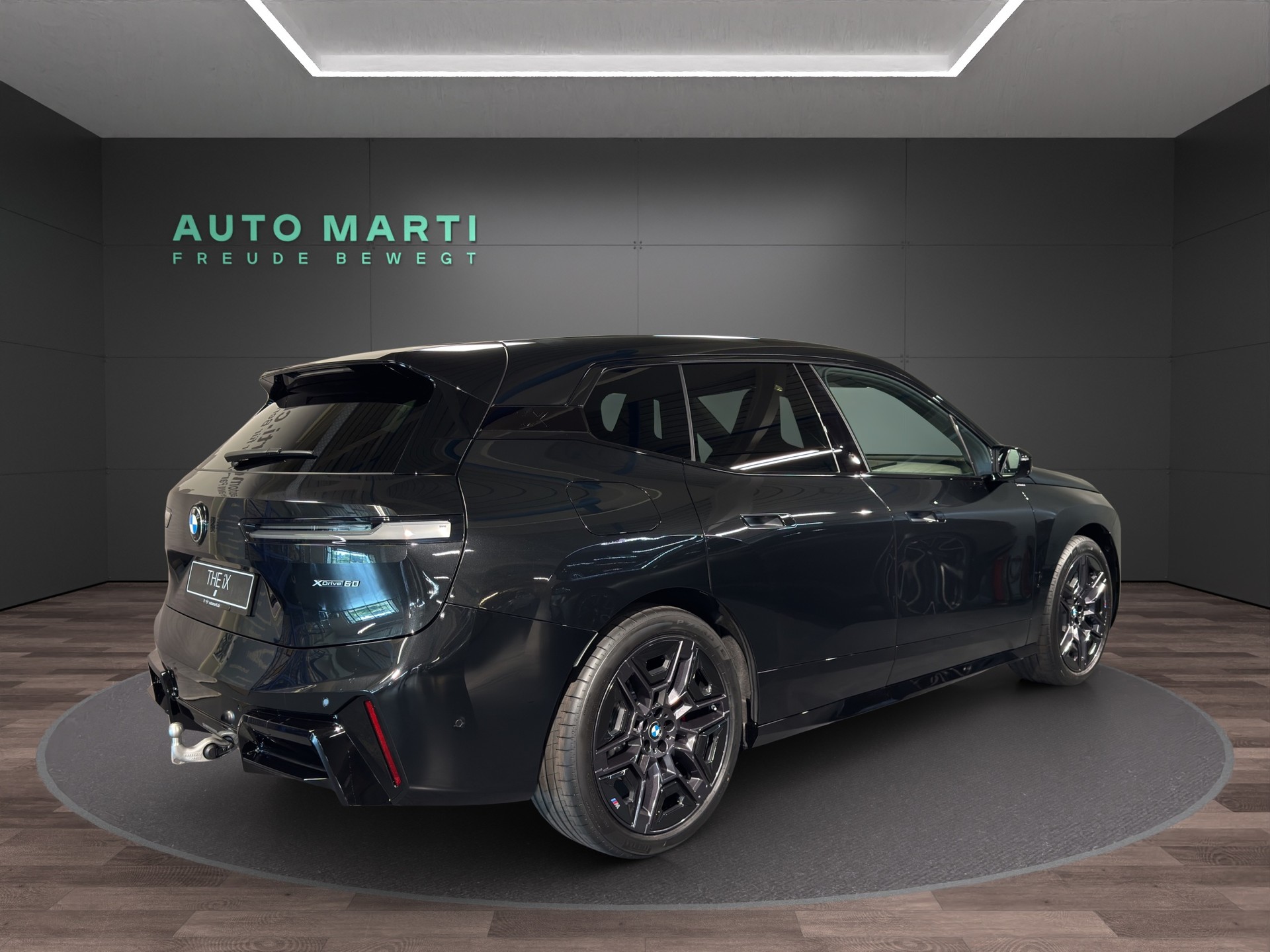 BMW iX xDrive60-image-3