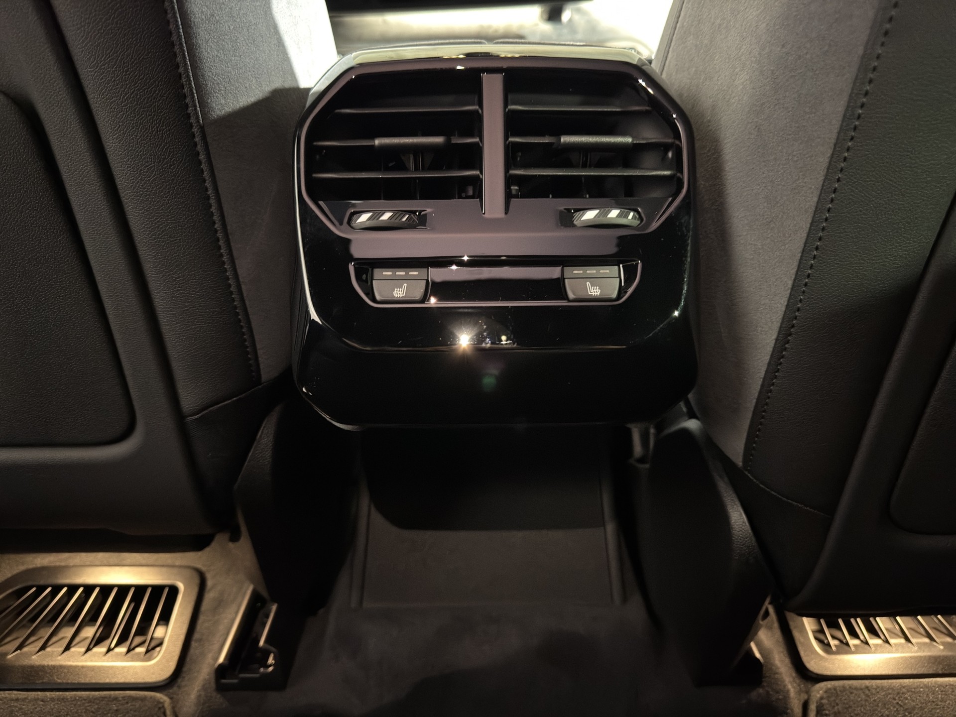 BMW iX xDrive60-image-7