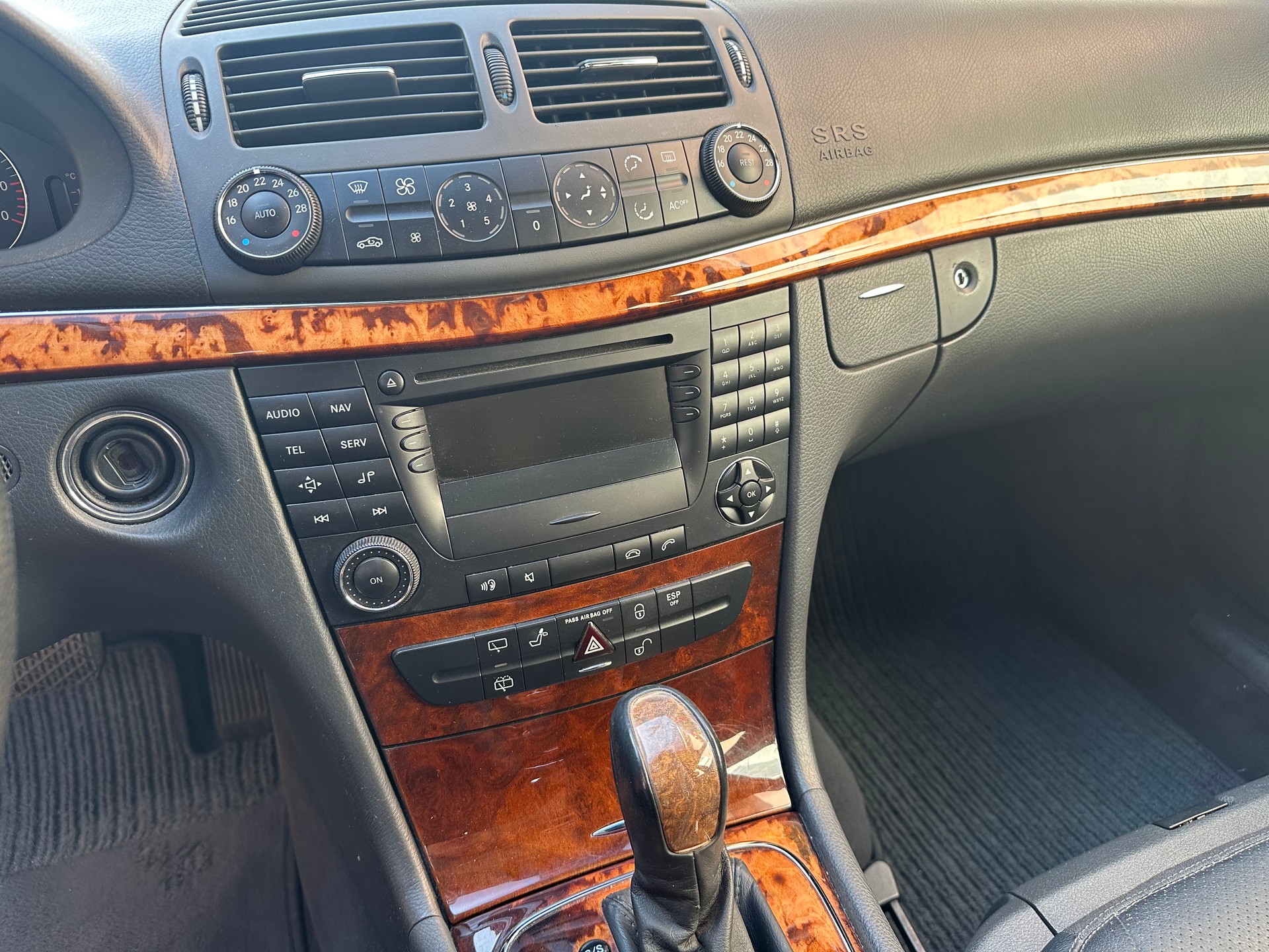MERCEDES-BENZ E 320 Elégance 4Matic Automatic-image-5
