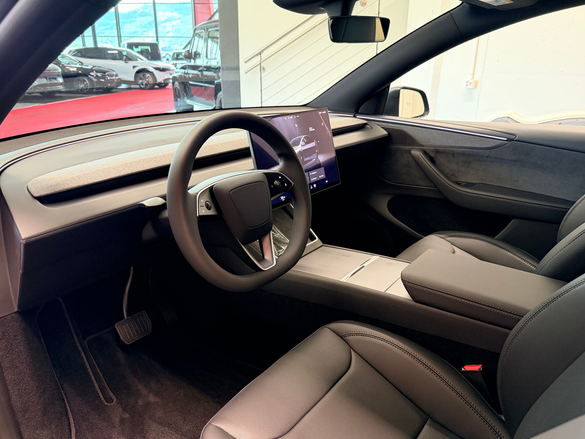 TESLA Model Y Long Range Premium AWD-image-10