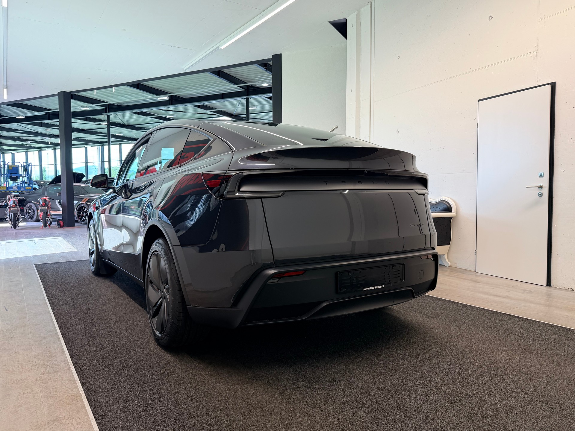 TESLA Model Y Long Range Premium AWD-image-7