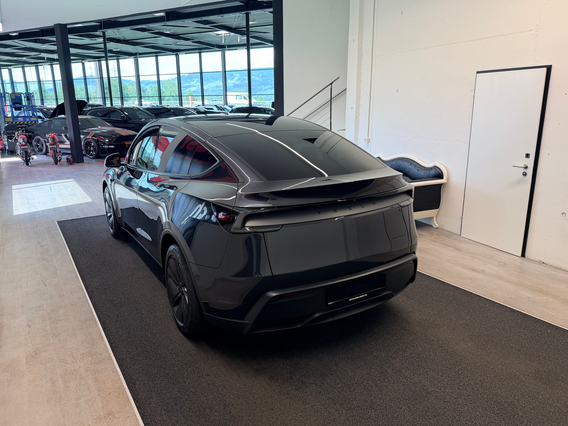 TESLA Model Y Long Range Premium AWD-image-8