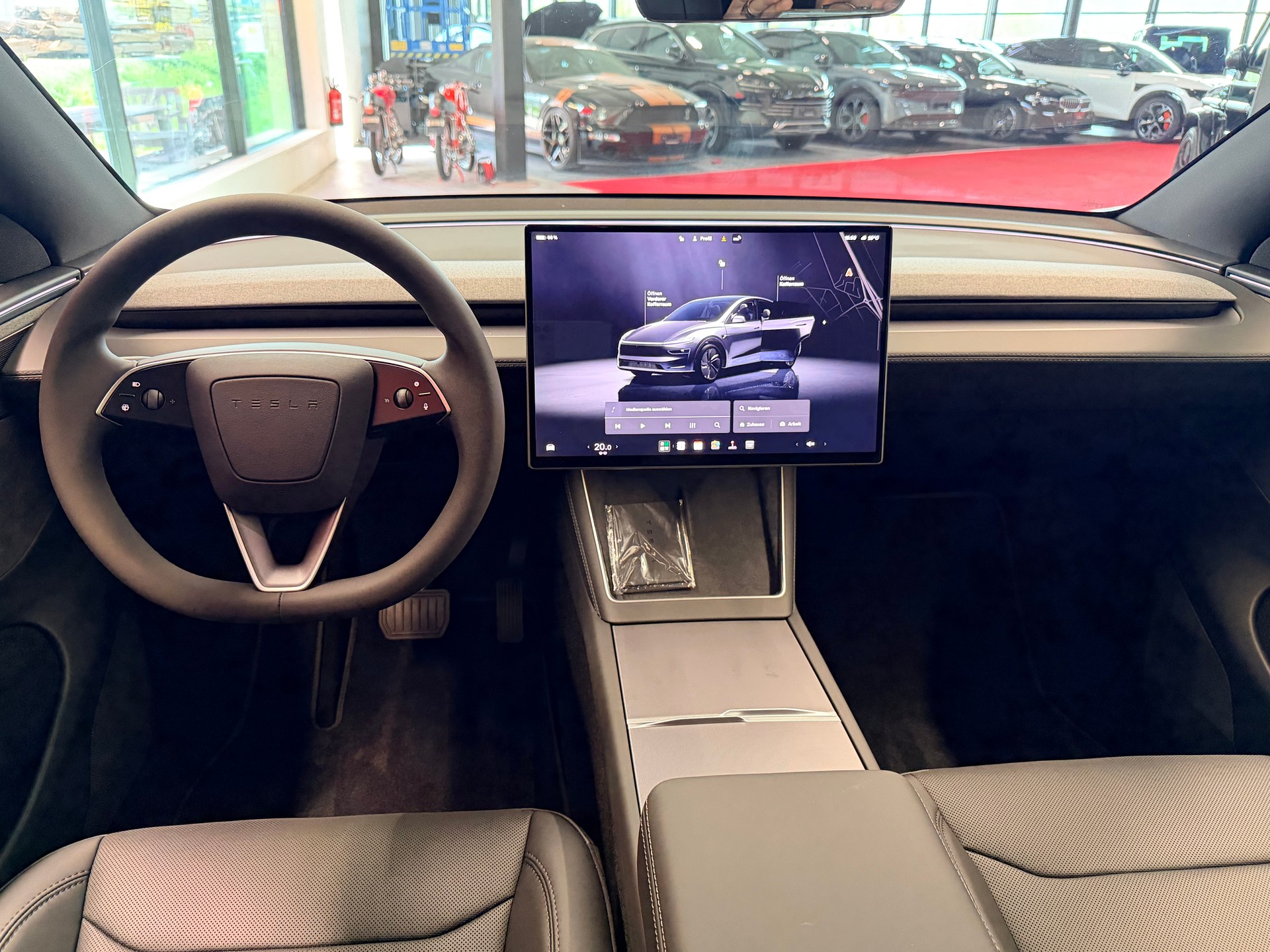 TESLA Model Y Long Range Premium AWD-image-18