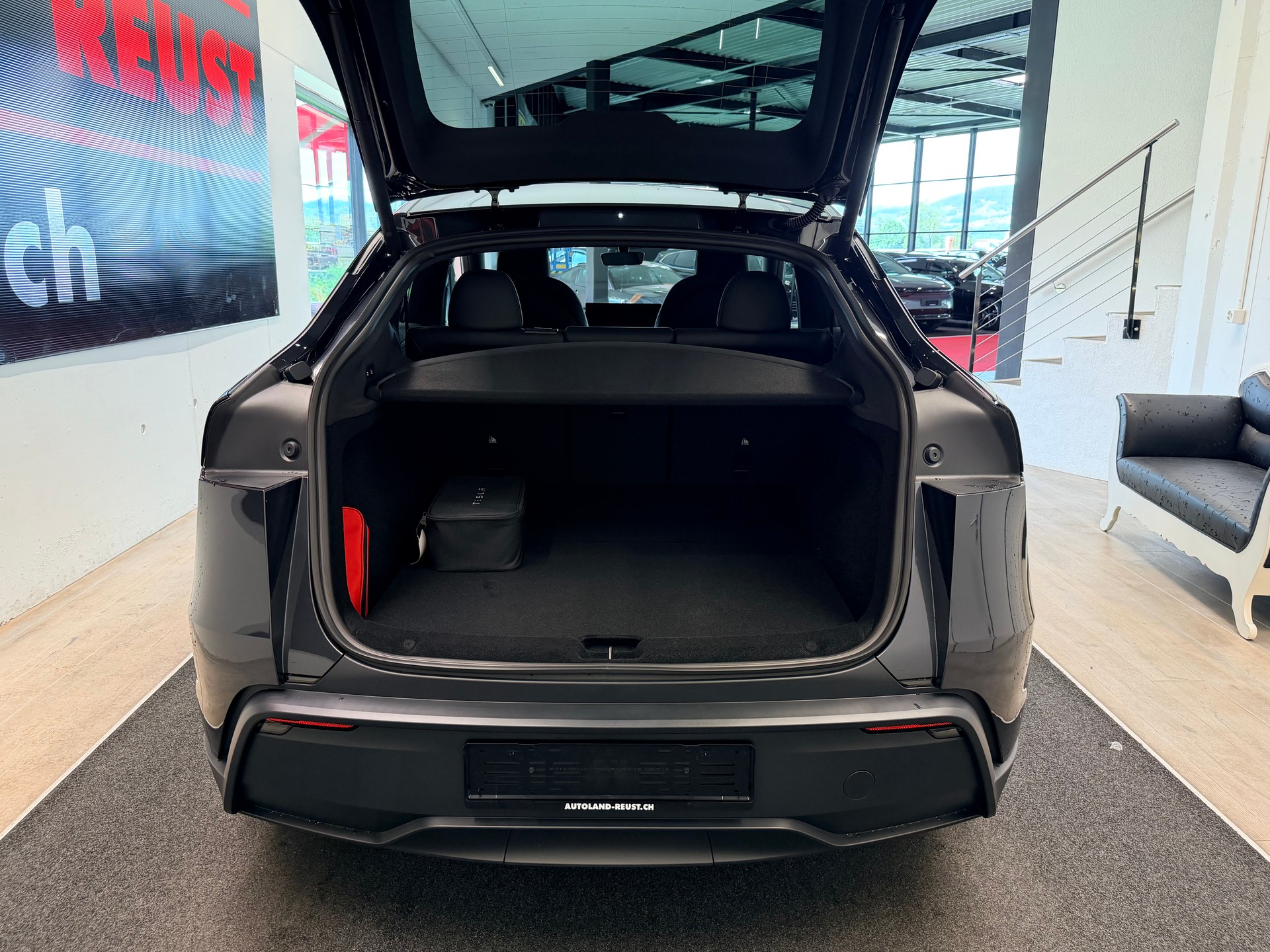 TESLA Model Y Long Range Premium AWD-image-9