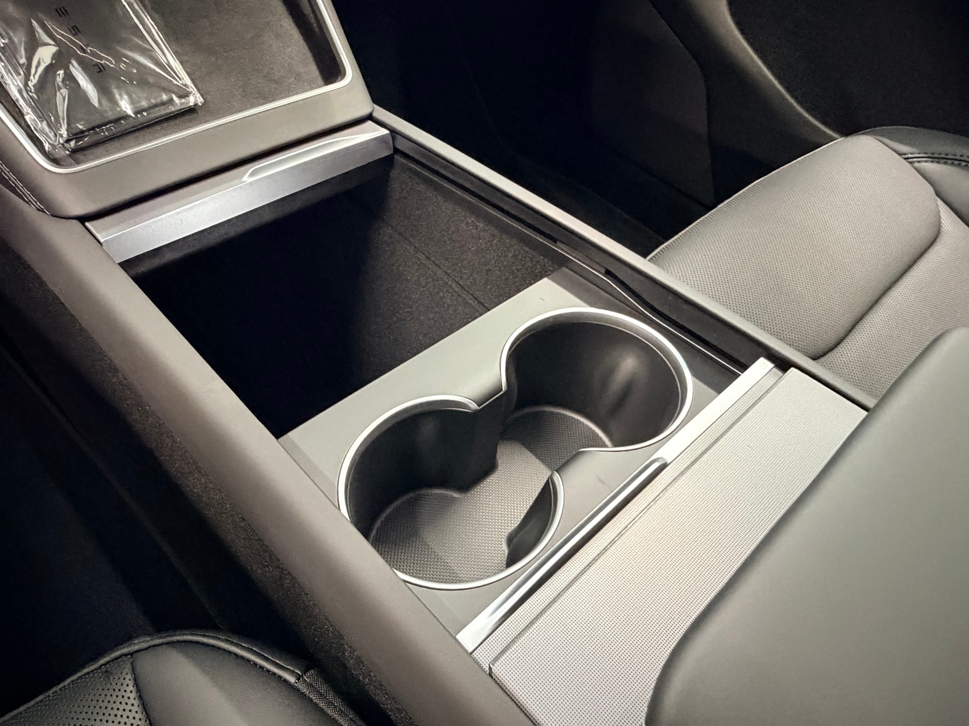 TESLA Model Y Long Range Premium AWD-image-28
