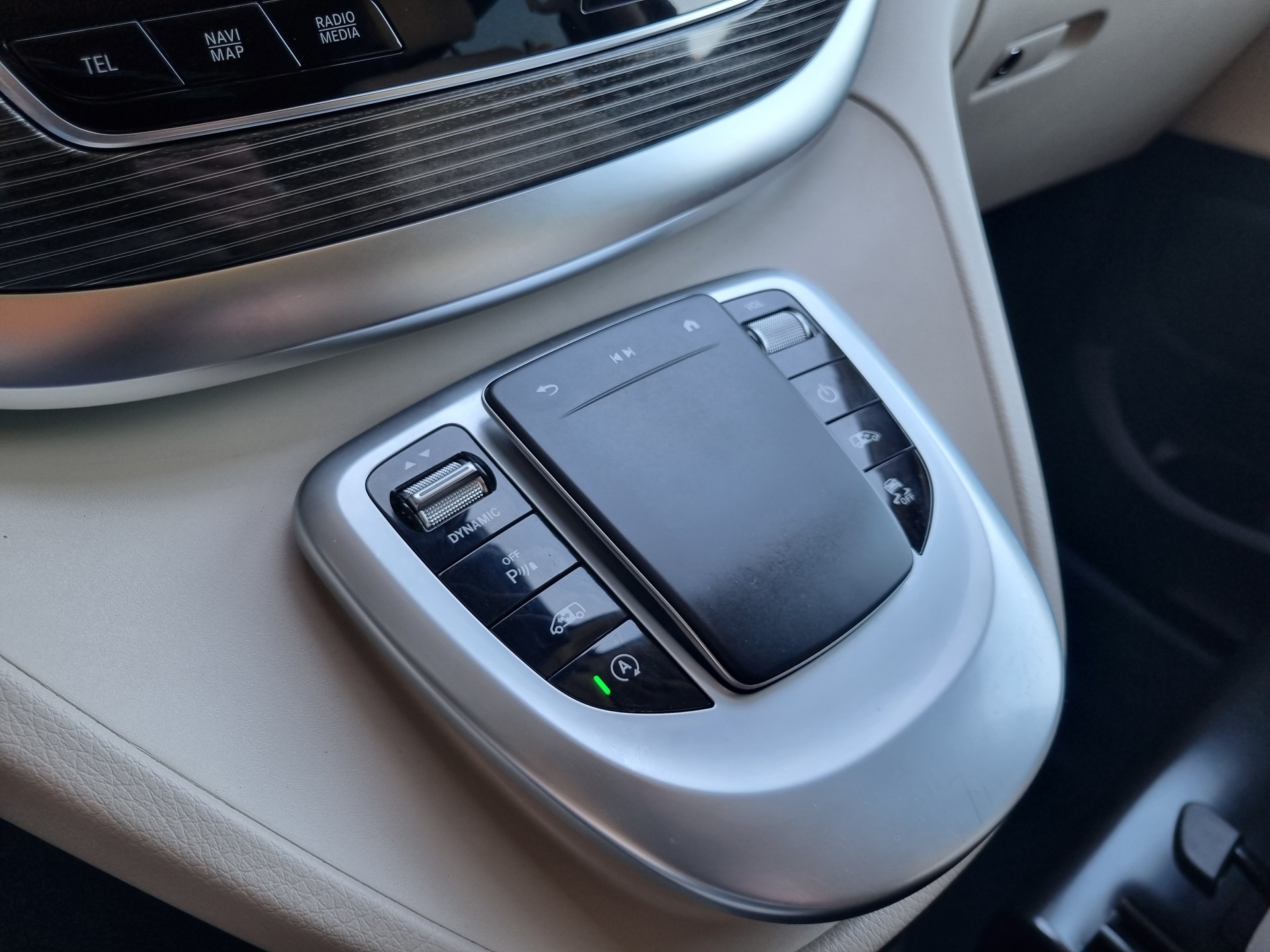 MERCEDES-BENZ V 250 d kompakt Avantgarde 4Matic 9G-Tronic-image-18