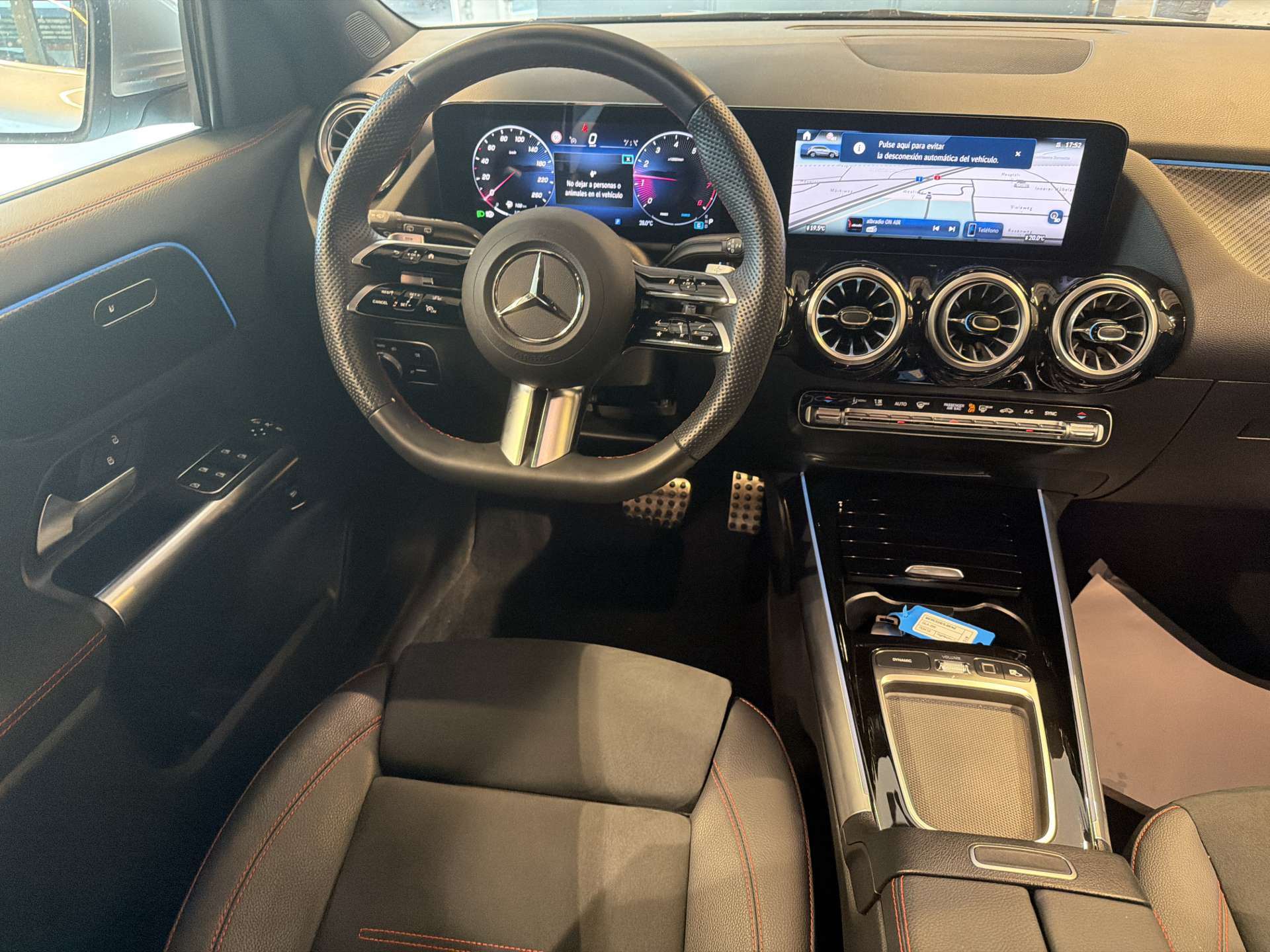 MERCEDES-BENZ GLA 200 AMG-Line DCT-Automat-image-4
