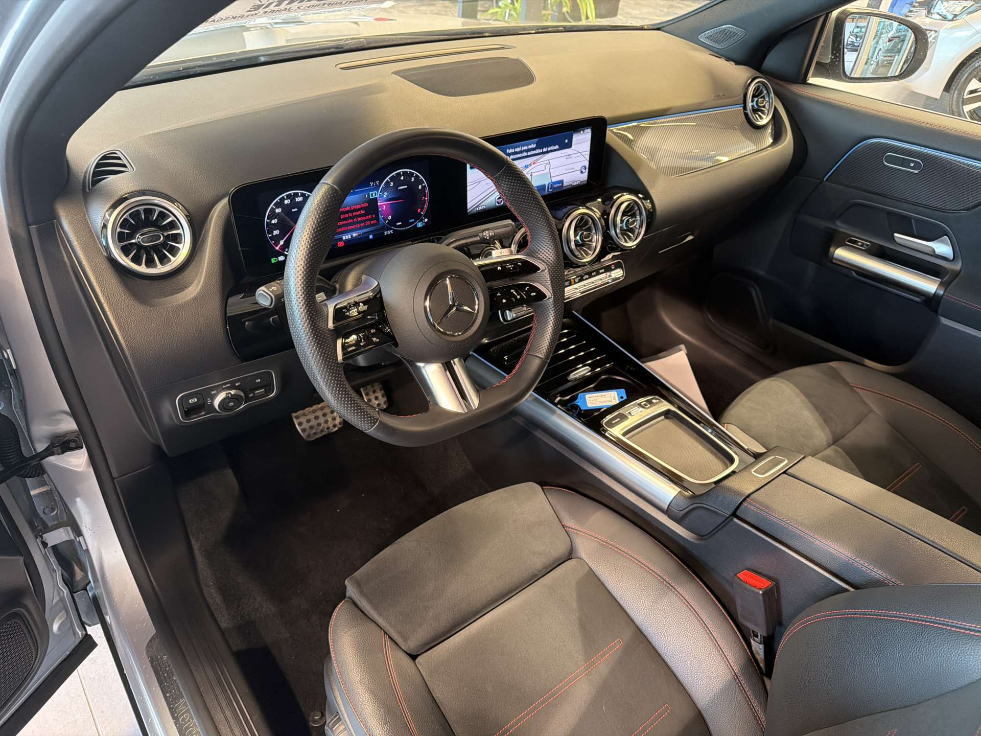MERCEDES-BENZ GLA 200 AMG-Line DCT-Automat-image-5