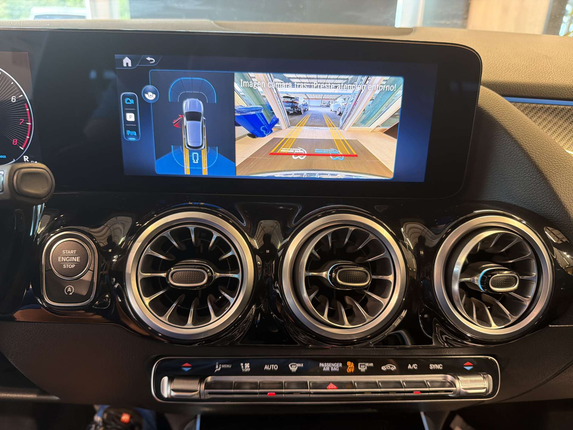 MERCEDES-BENZ GLA 200 AMG-Line DCT-Automat-image-9