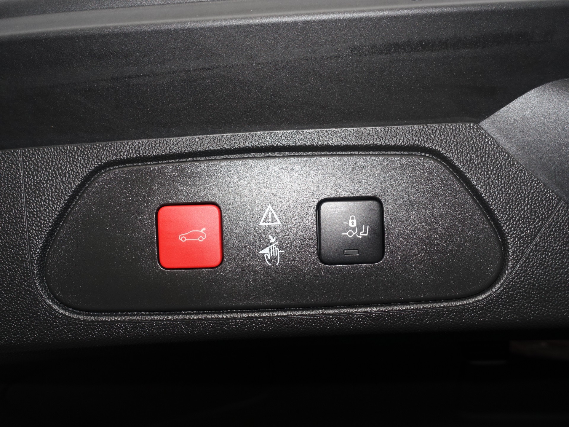OPEL Grandland X 1.6 Hybrid4 Ultimate Automatik-image-17