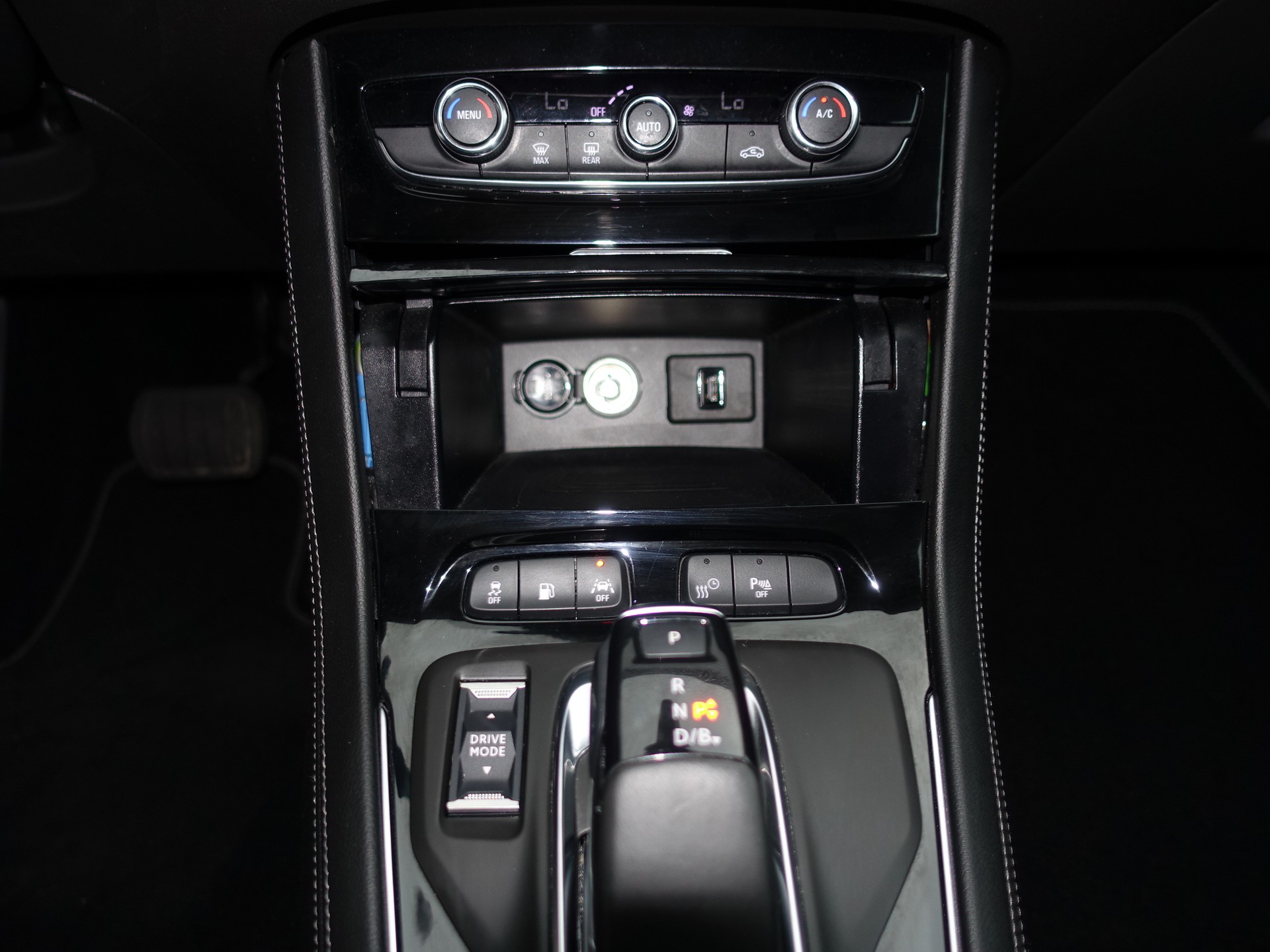 OPEL Grandland X 1.6 Hybrid4 Ultimate Automatik-image-14