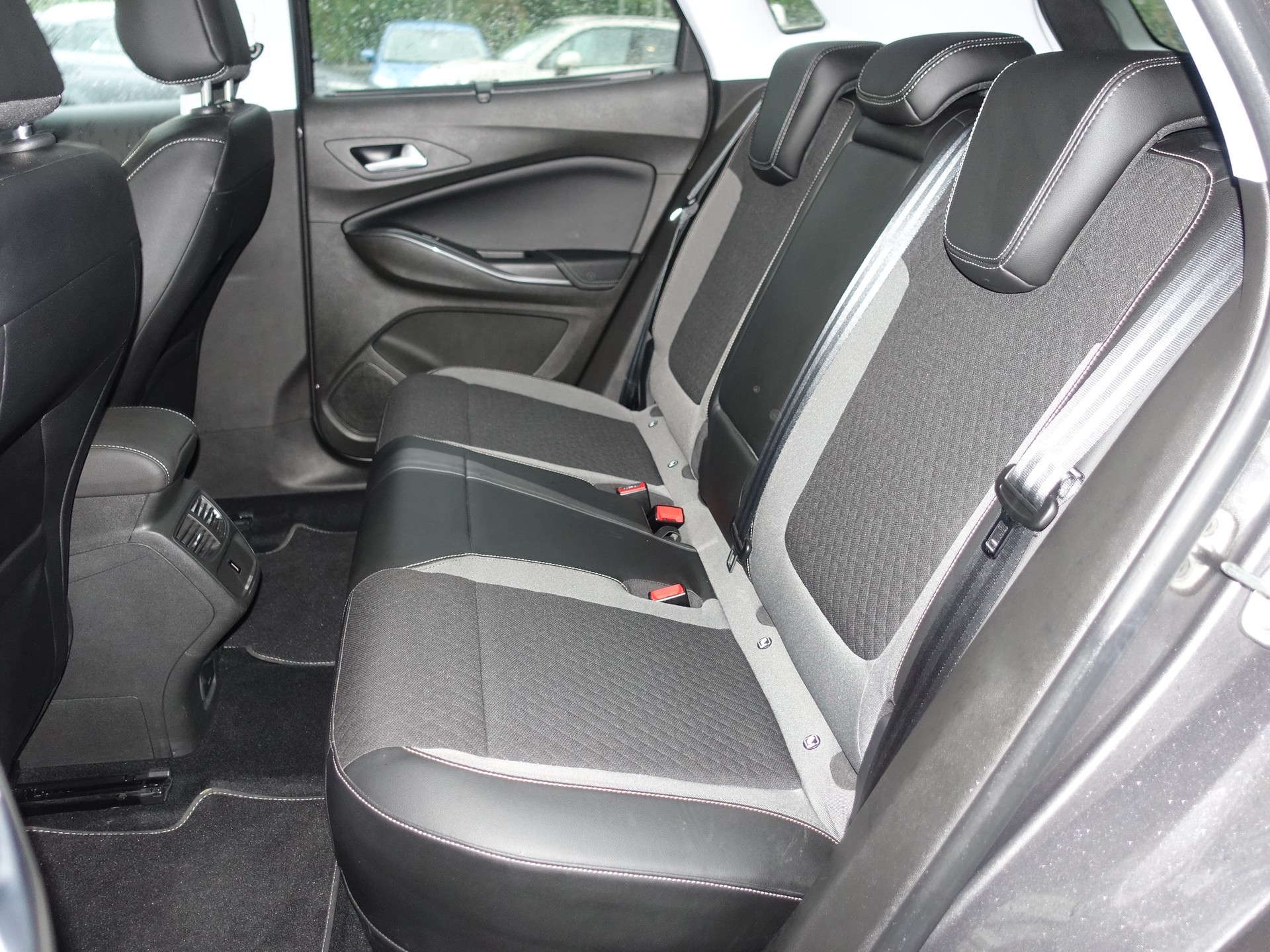 OPEL Grandland X 1.6 Hybrid4 Ultimate Automatik-image-16