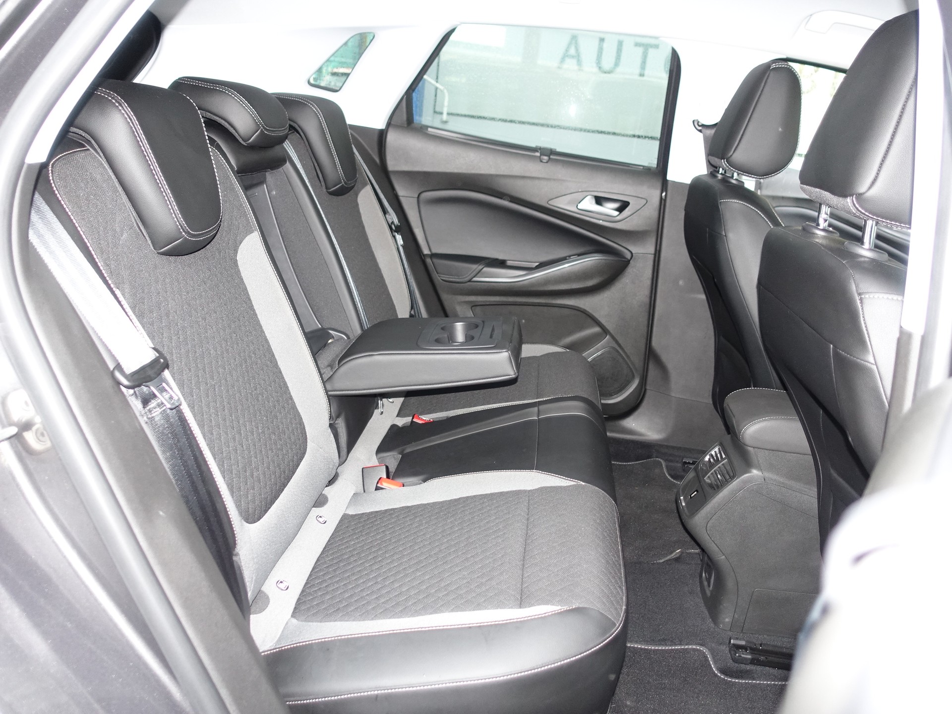 OPEL Grandland X 1.6 Hybrid4 Ultimate Automatik-image-15