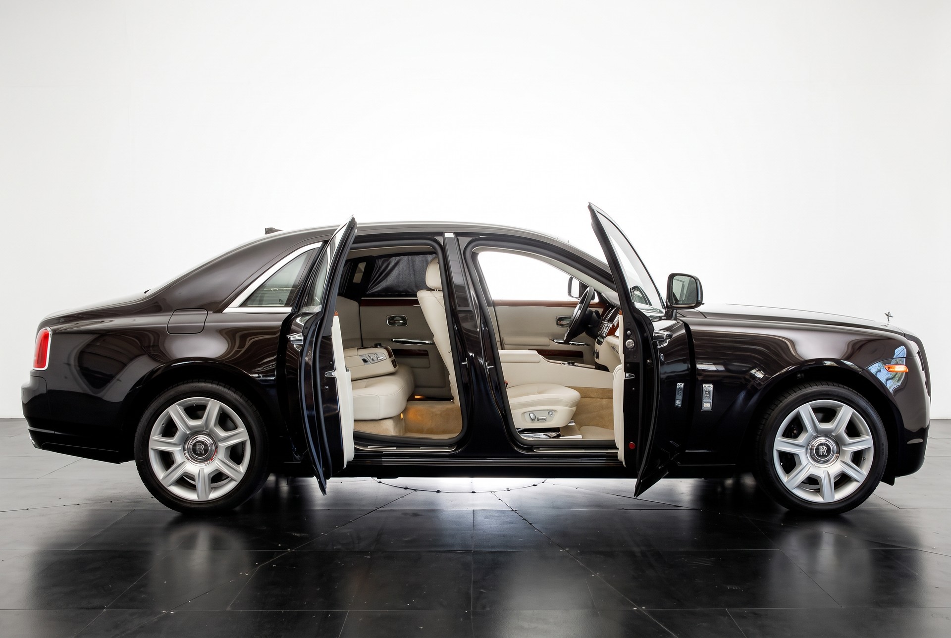 ROLLS-ROYCE Ghost 6.6 V12 EWB Diamond Black-image-43