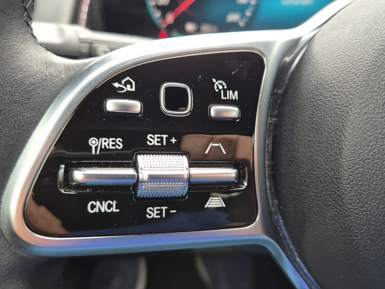 MERCEDES-BENZ EQB 300 4Matic*SOH 99%*-image-18