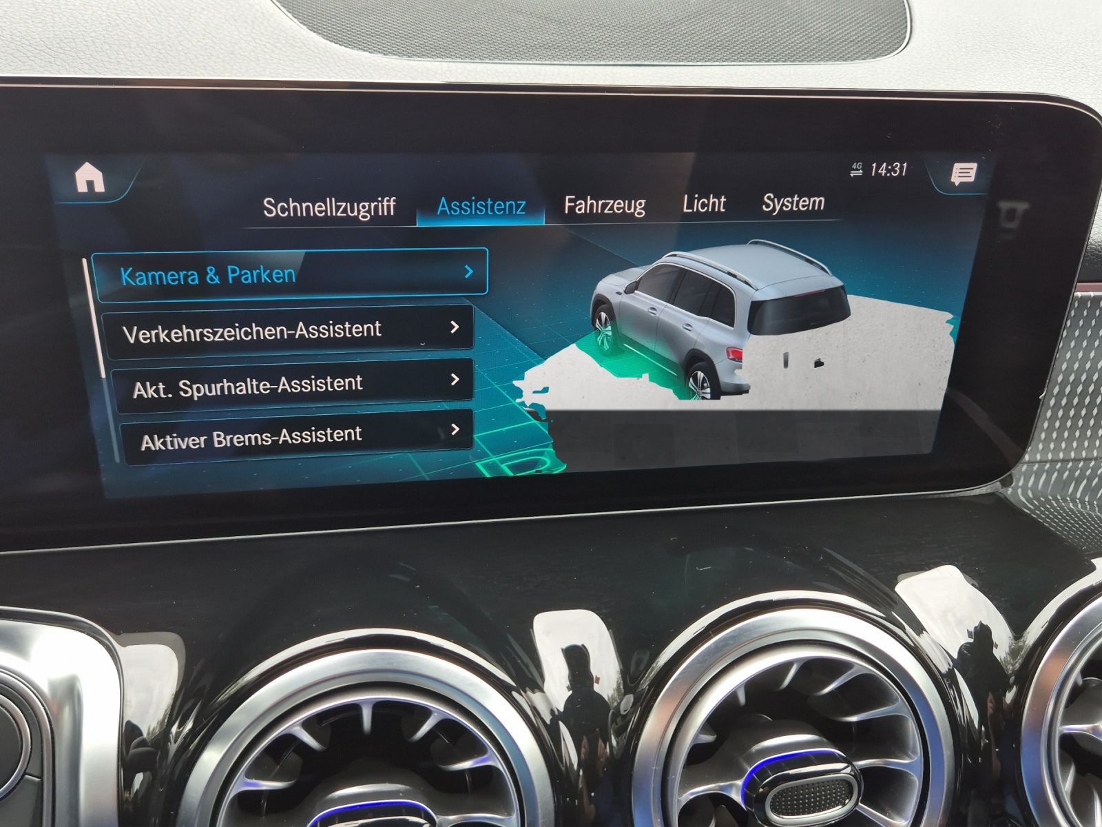 MERCEDES-BENZ EQB 300 4Matic*SOH 99%*-image-15