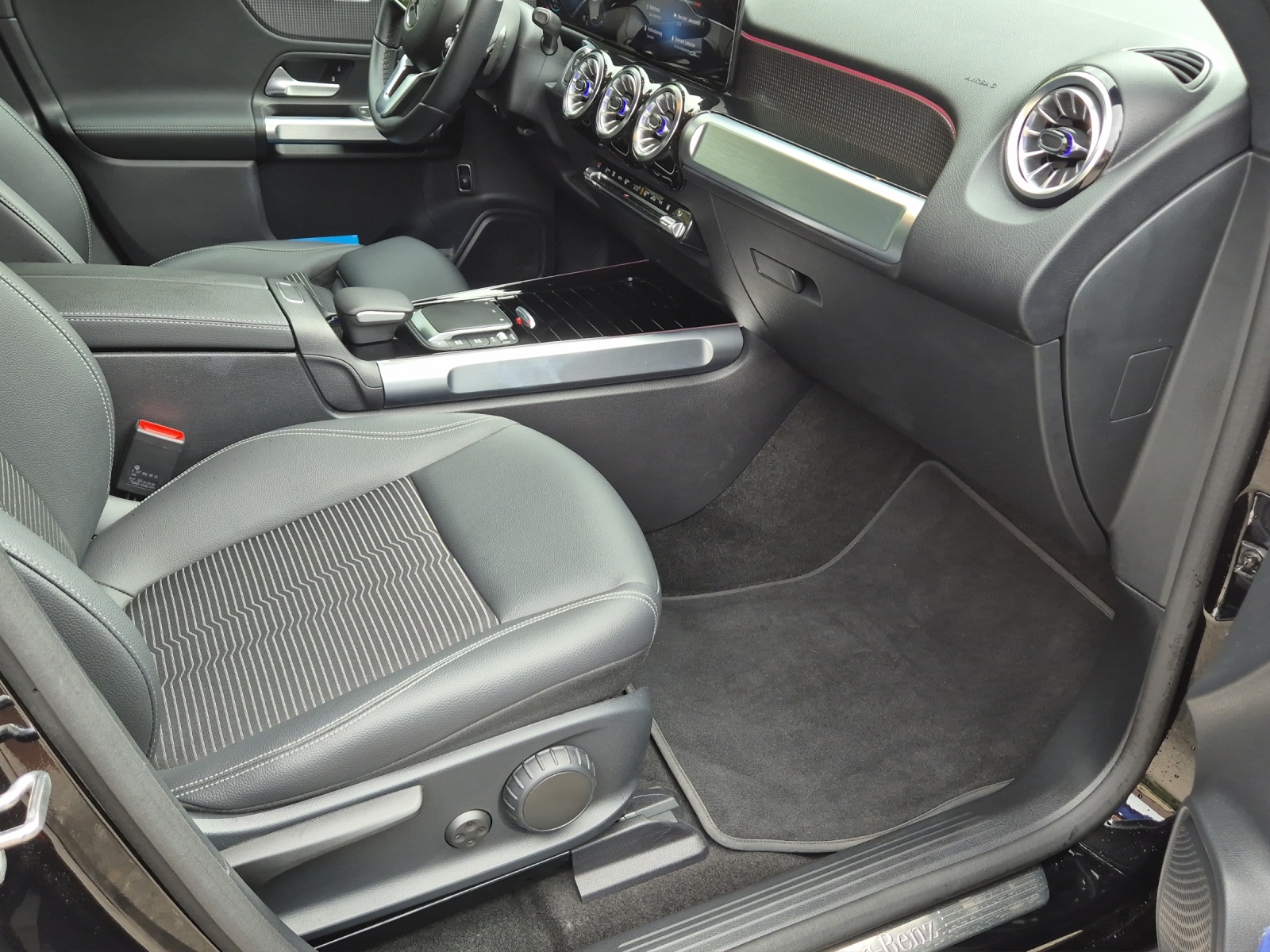 MERCEDES-BENZ EQB 300 4Matic*SOH 99%*-image-19