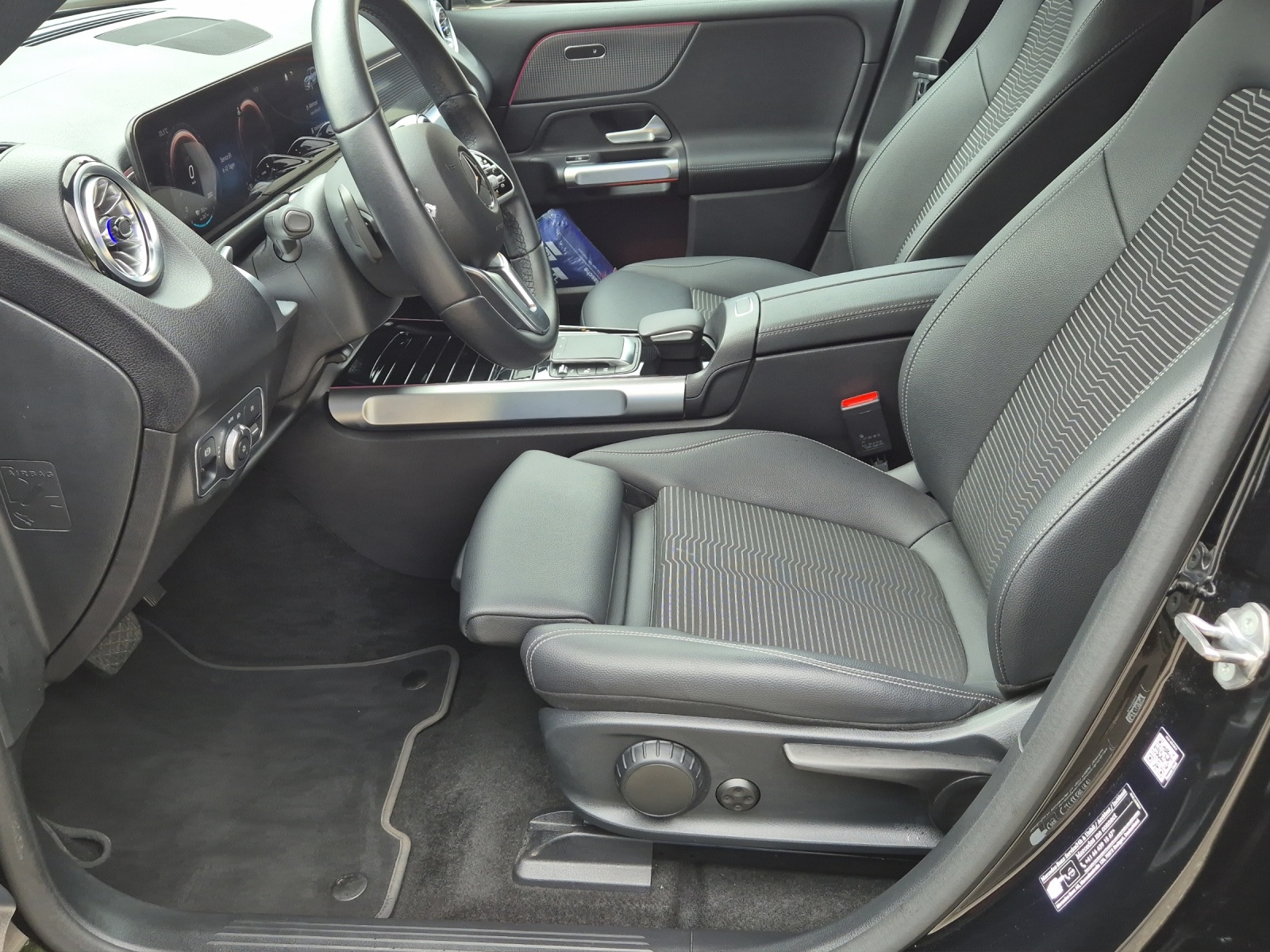 MERCEDES-BENZ EQB 300 4Matic*SOH 99%*-image-8