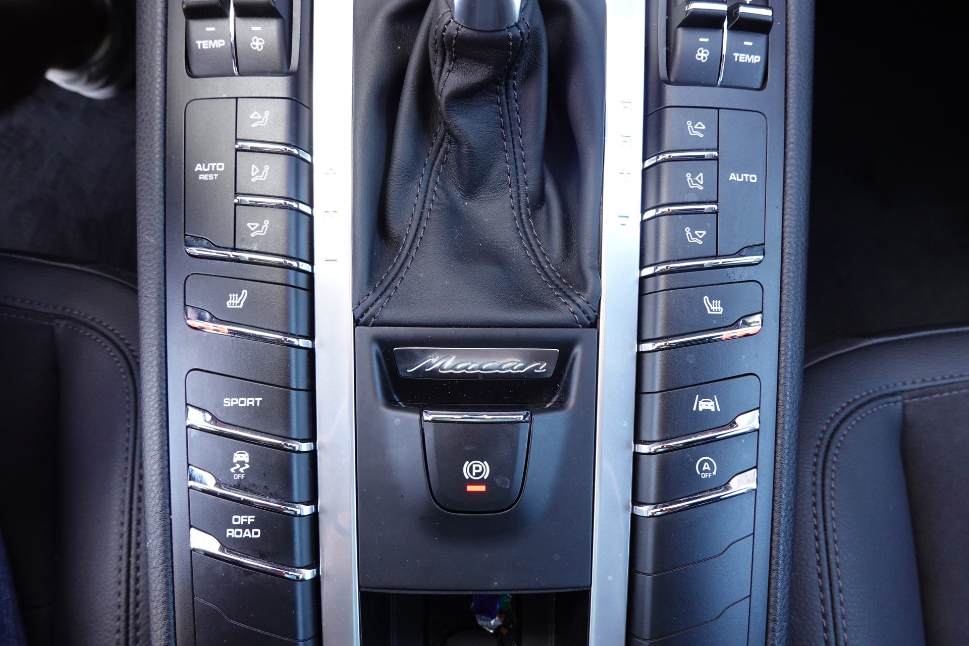 PORSCHE Macan PDK "* CH Auto * Sièges Chauffants * Tempomat Adaptatif * Caméra + Capteurs * Phares LED *"-image-16