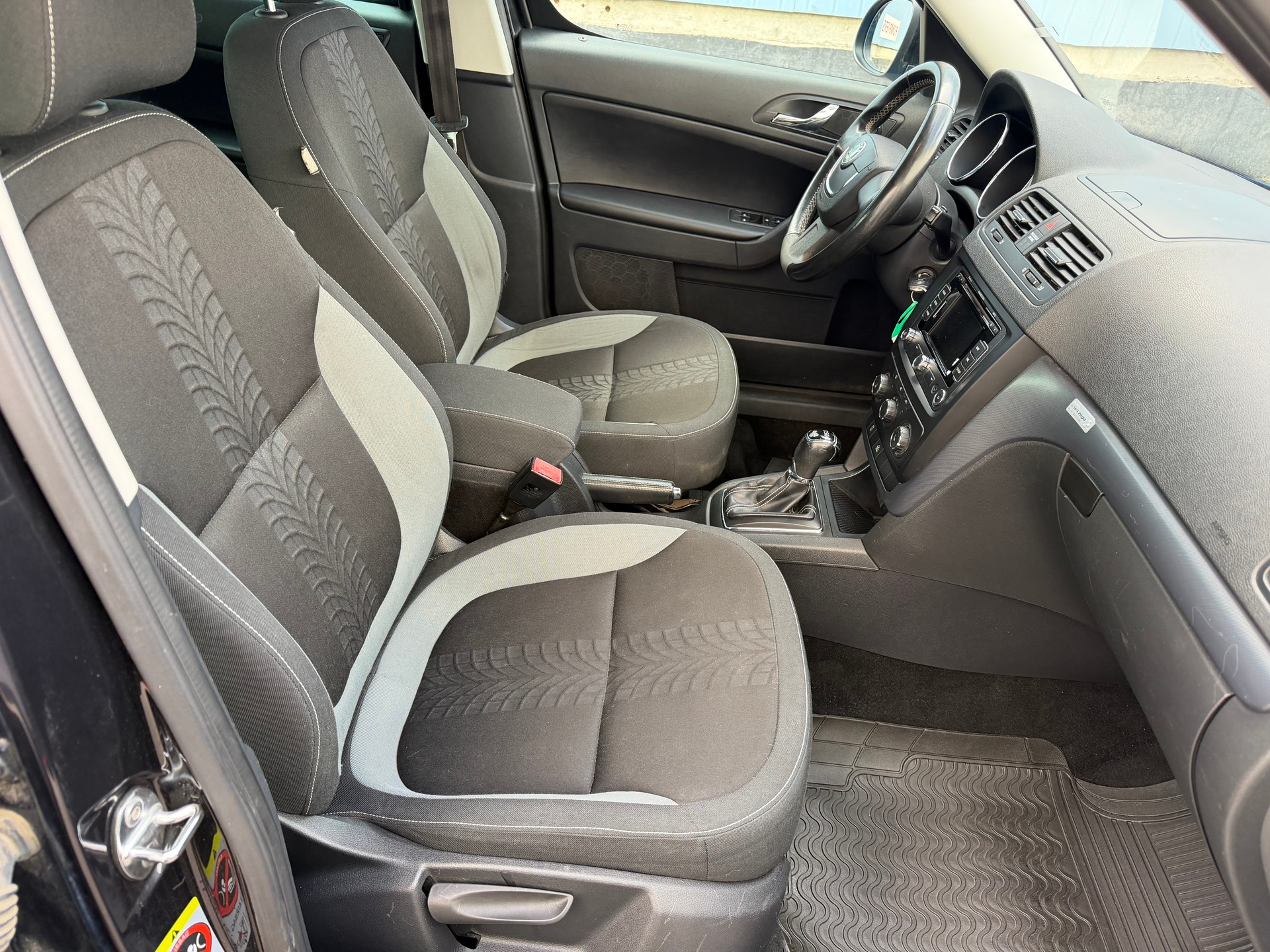 SKODA Yeti 1.8 TSI Adventure 4x4 DSG-image-9