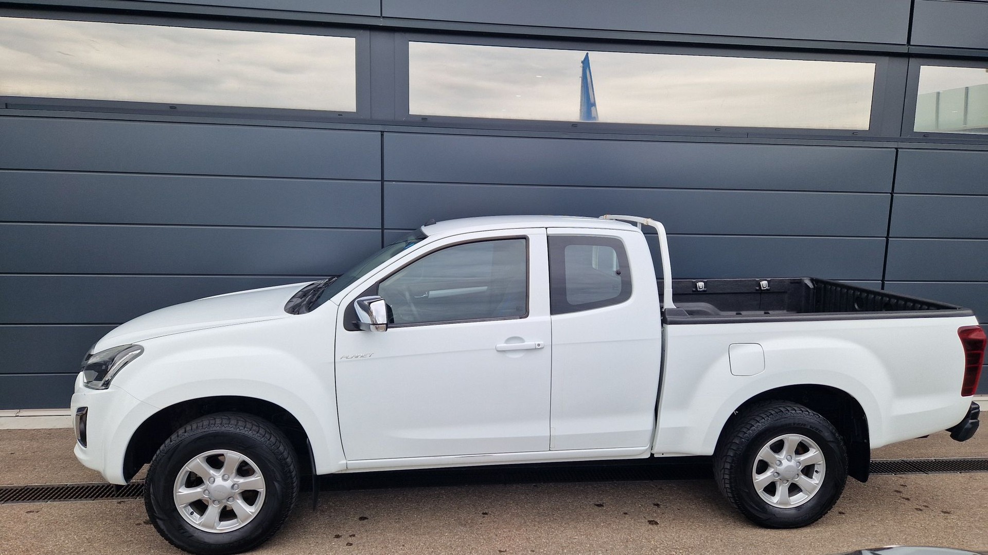 ISUZU D-MAX 1.9 Space Planet 4x4-image-3