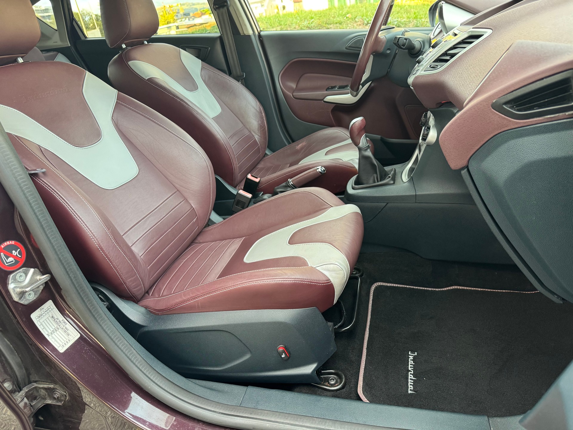 FORD Fiesta 1.6 16V Titanium-image-8