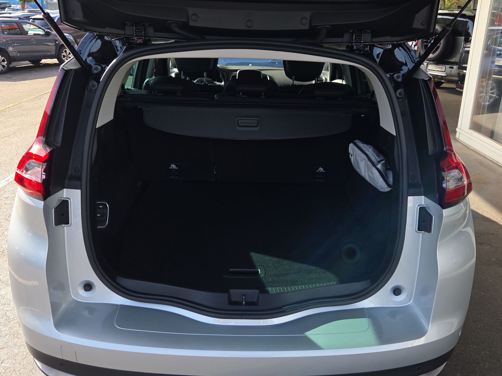 RENAULT Grand Scénic 1.5 dCi Zen EDC-image-11
