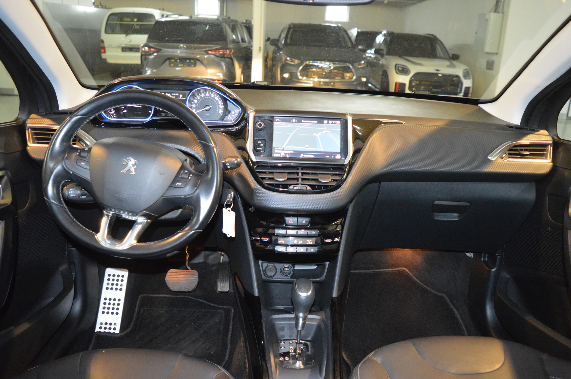 PEUGEOT 2008 1.2 PureTech Allure EAT6-image-15