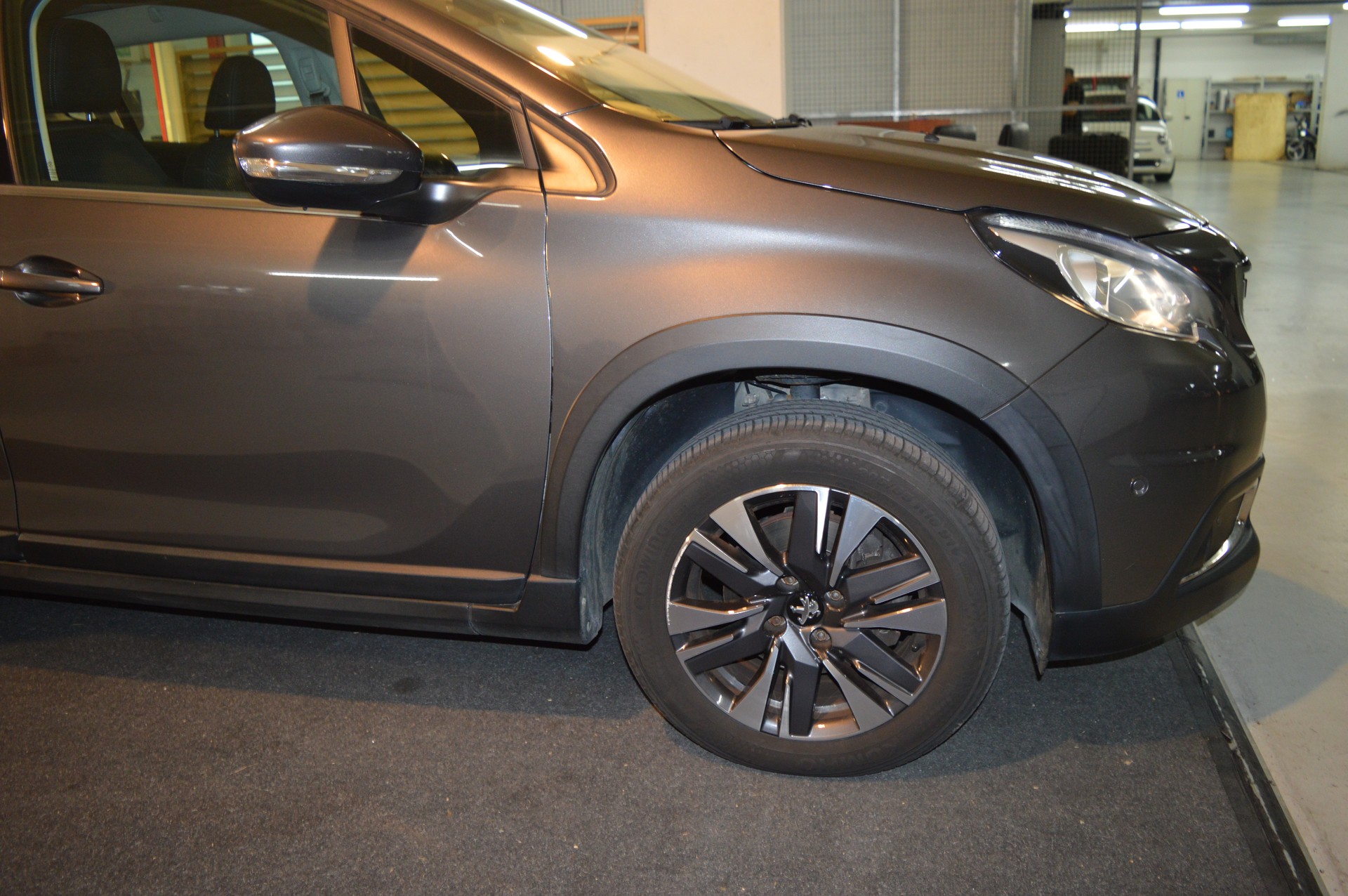 PEUGEOT 2008 1.2 PureTech Allure EAT6-image-9