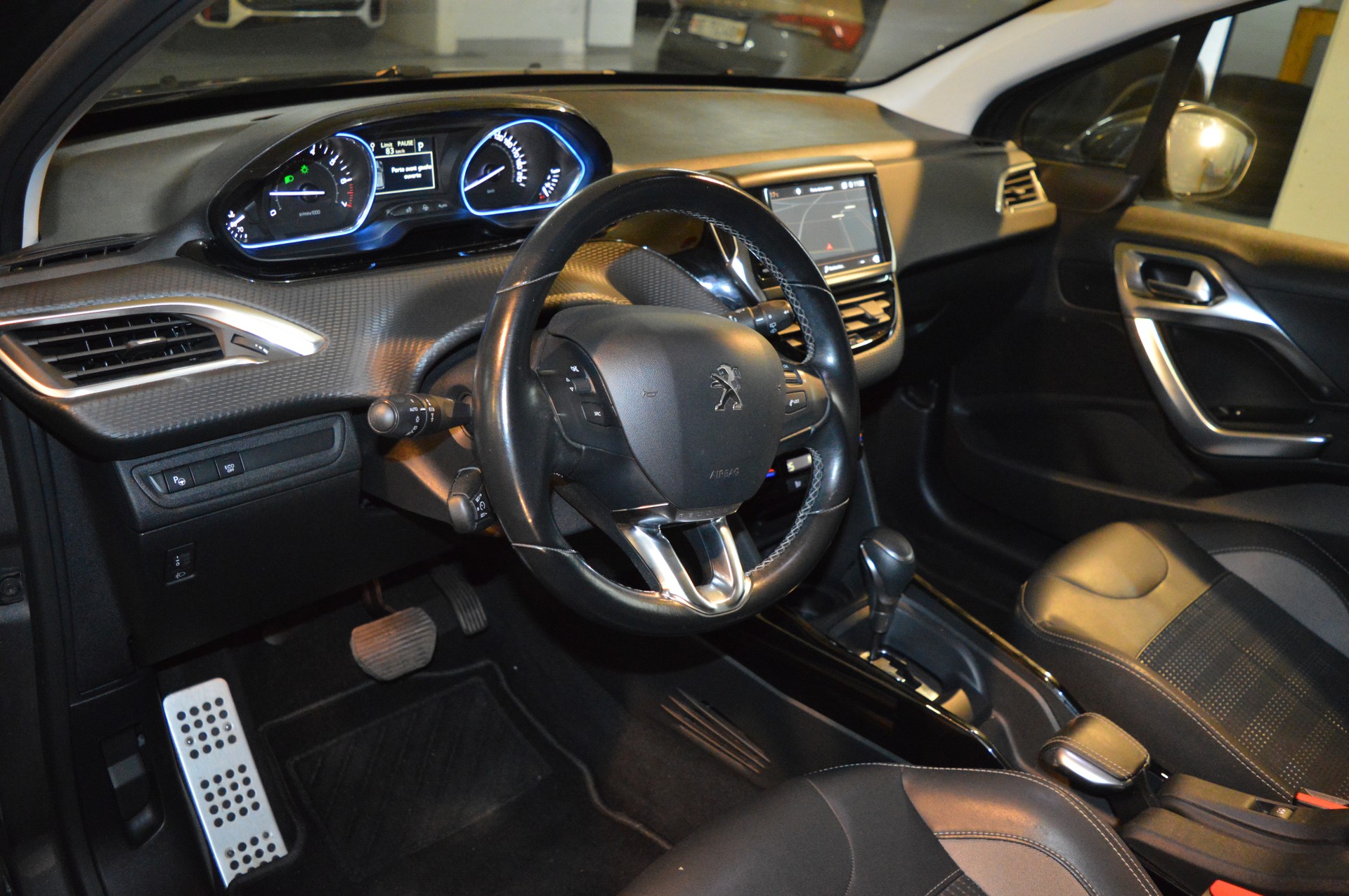 PEUGEOT 2008 1.2 PureTech Allure EAT6-image-11