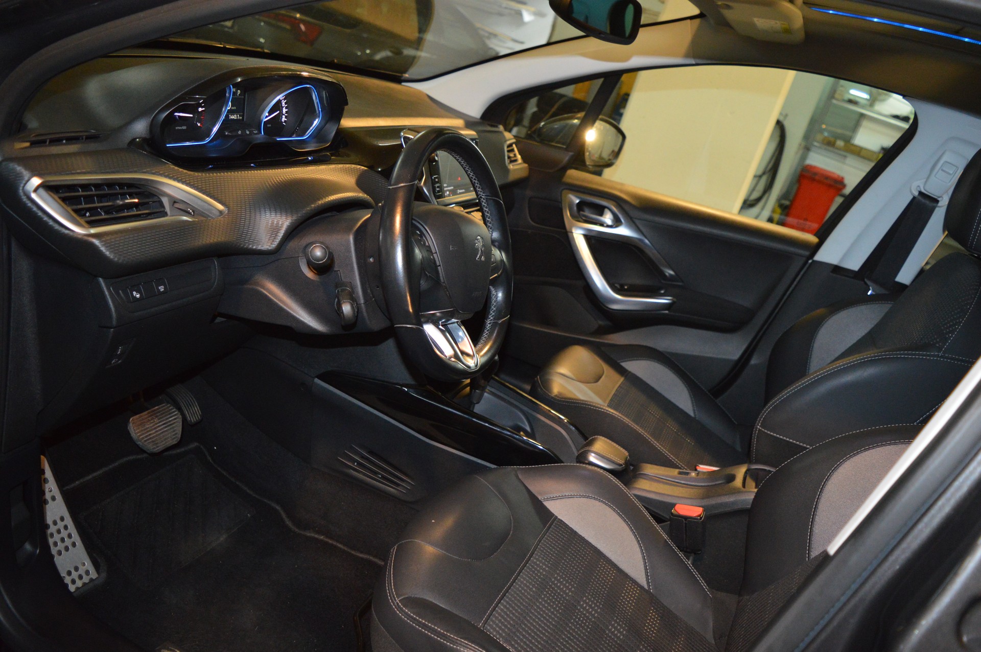PEUGEOT 2008 1.2 PureTech Allure EAT6-image-13